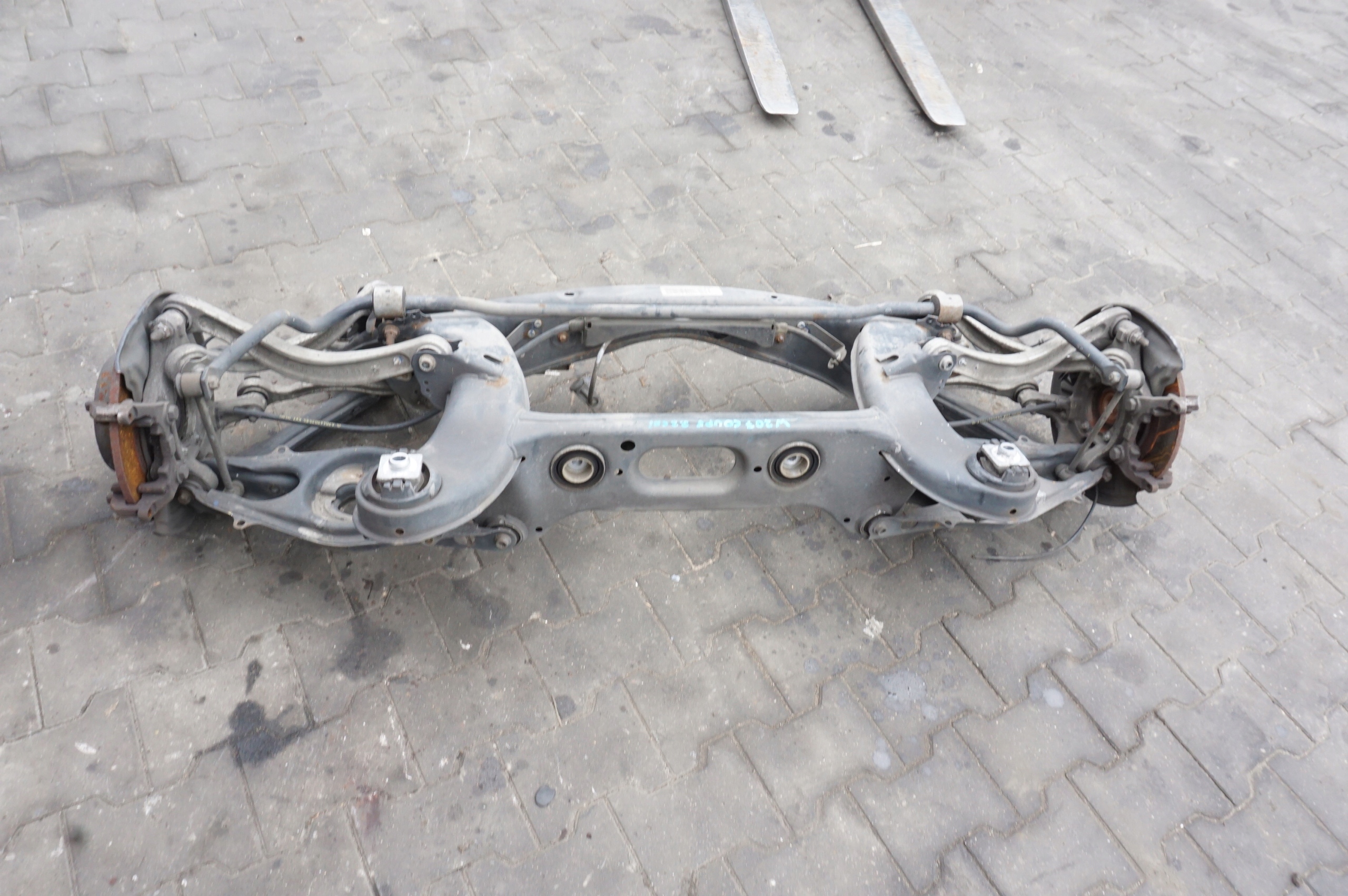 BELKA ZAWIESZENIA TYŁ MERCEDES E W212 C207