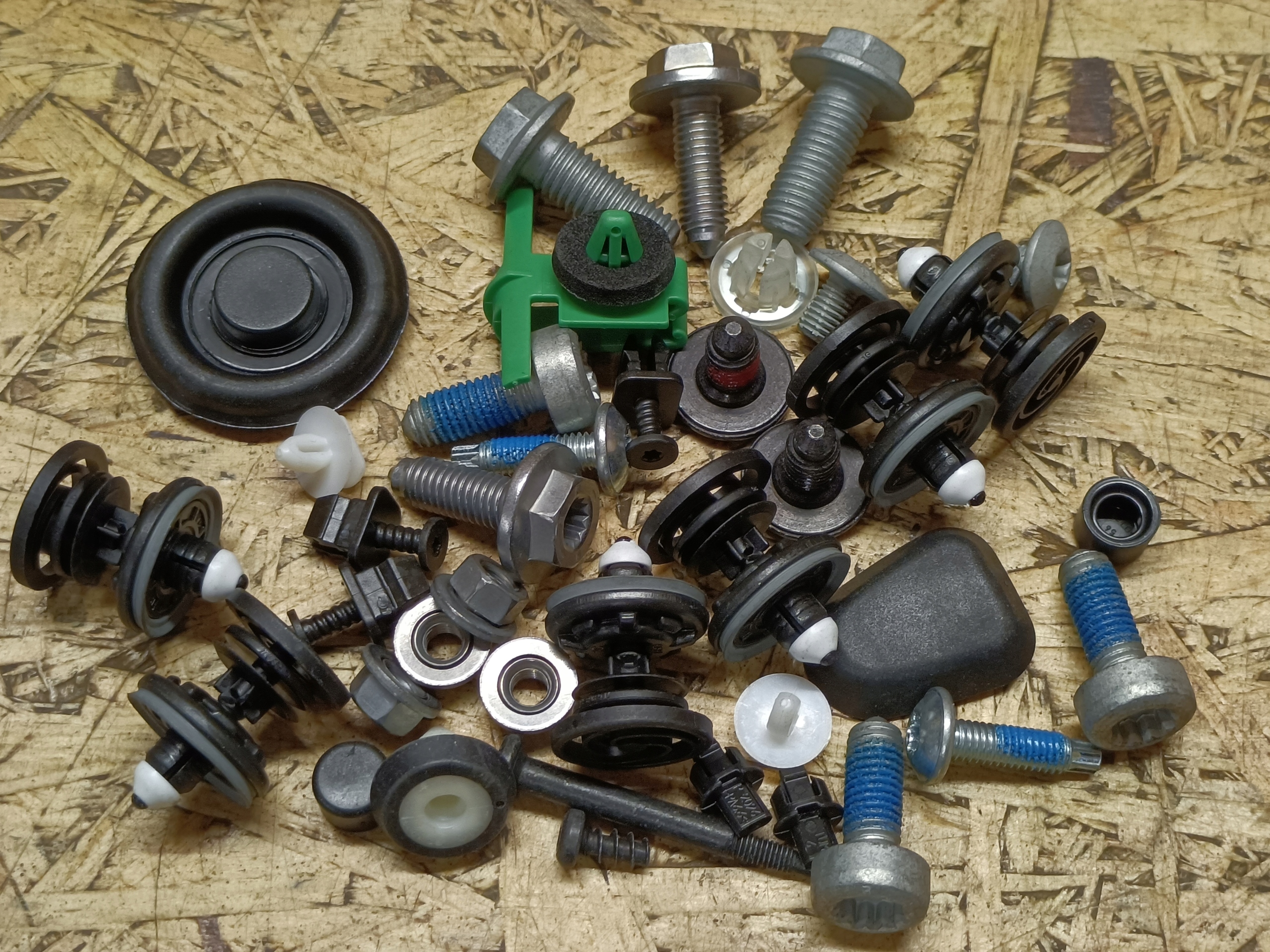 VOLKSWAGEN SEAT ZESTAW ELEMENTÓW MOCUJĄCYCH DRZWI 7N0898619 Numer katalogowy części 7N0898619