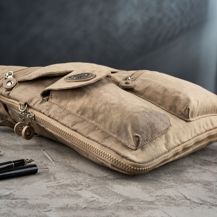 POJEMNA MŁODZIEŻOWA SOLIDNA TORBA LISTONOSZKA RAPORTÓWKA JASNOBRĄZOWA Materiał dominujący nylon