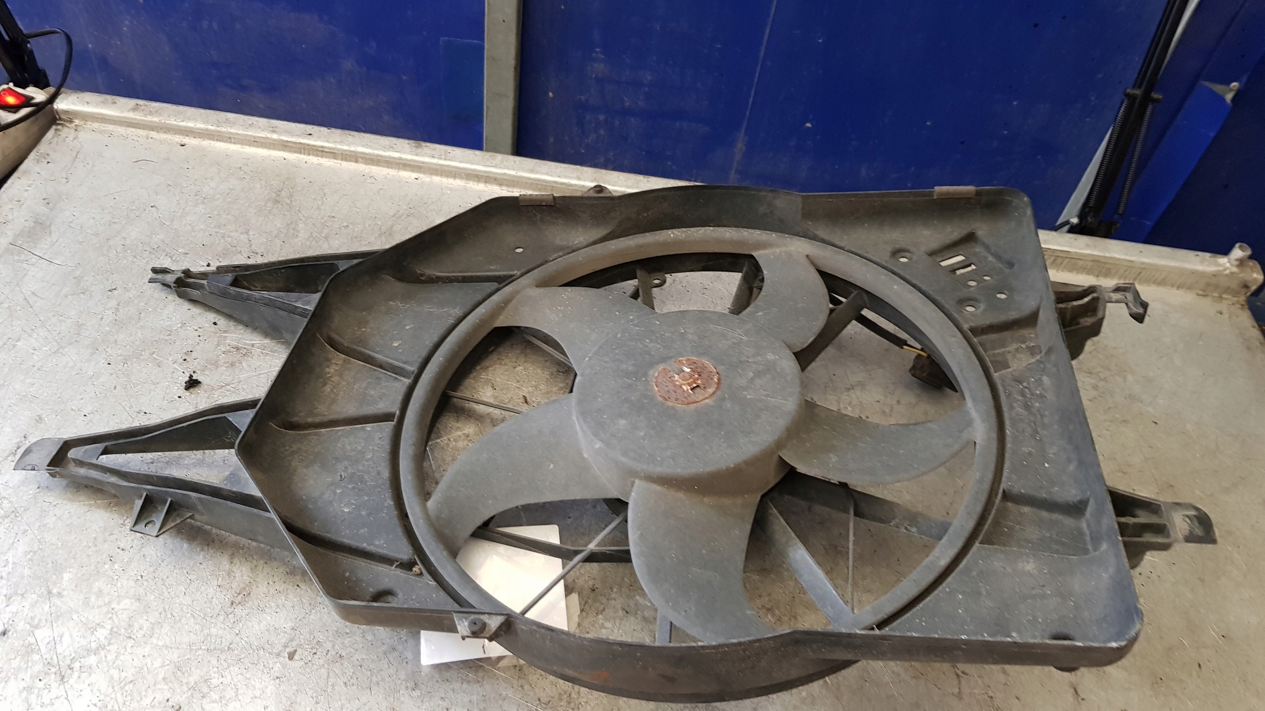 FORD FOCUS MK E 1,8B 16V VENTOLA RADIATORE 98AB8C607