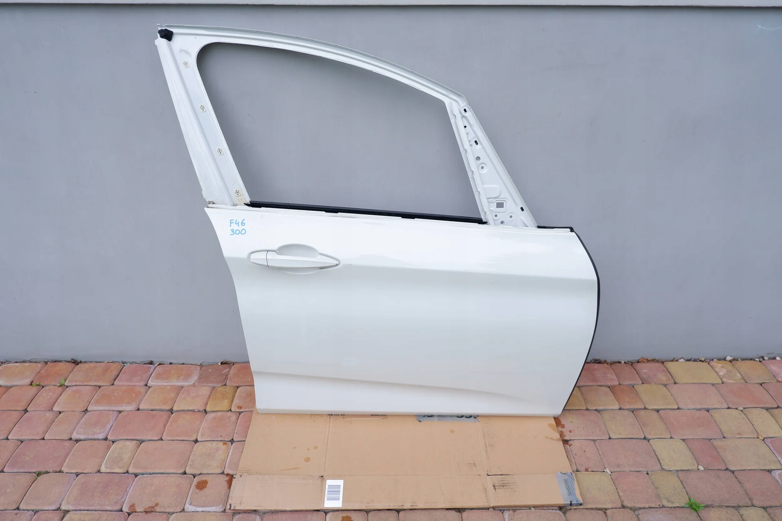 BMW F46 DRZWI PRAWY PRZÓD 300