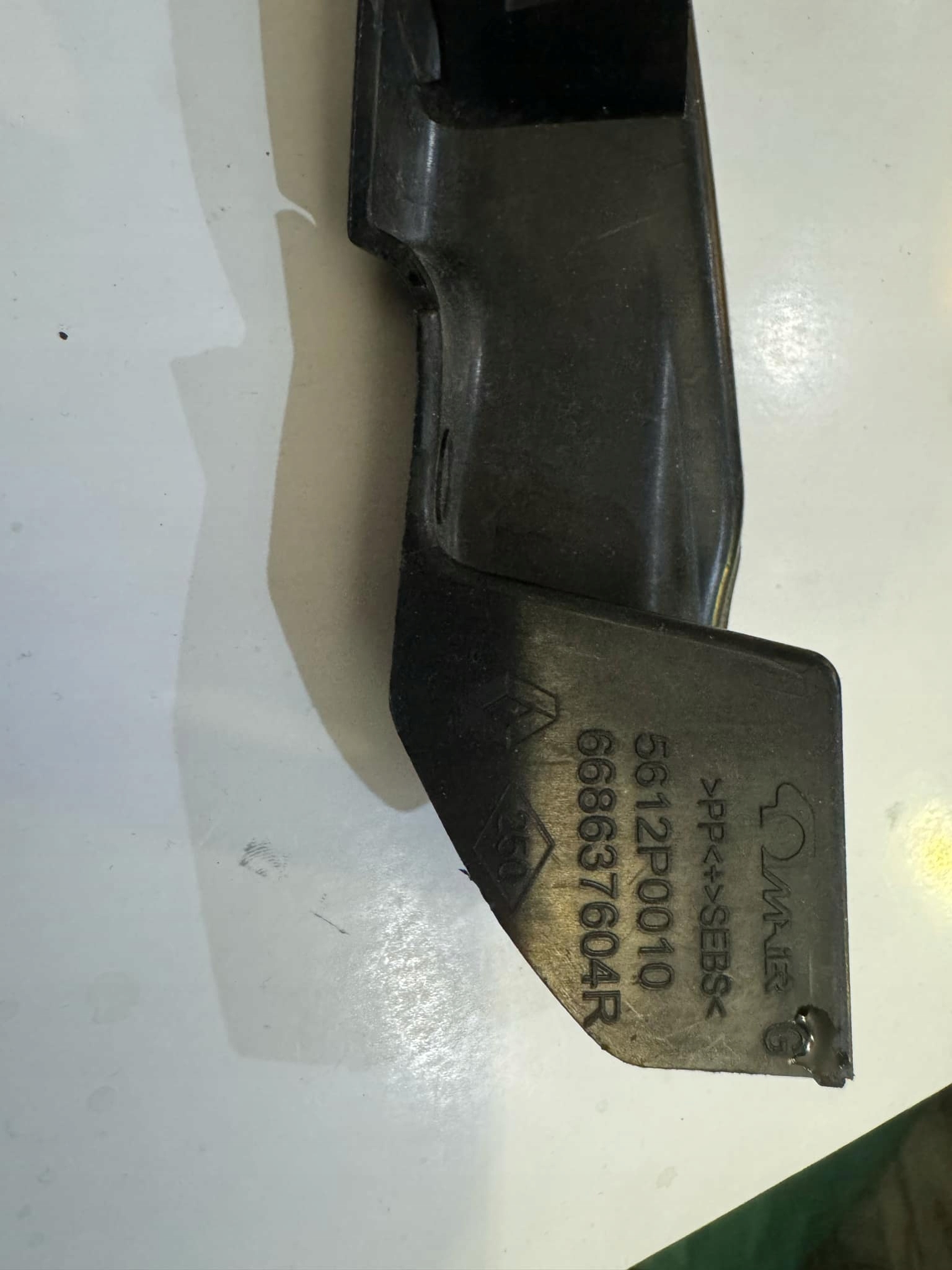 RENAULT CAPTUR and -> cover spoiler under the window left front 668637604R