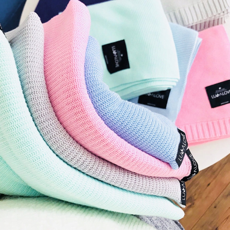 Lekki dzianinowy kocyk mgiełka beż - LULLALOVE Marka Lullalove