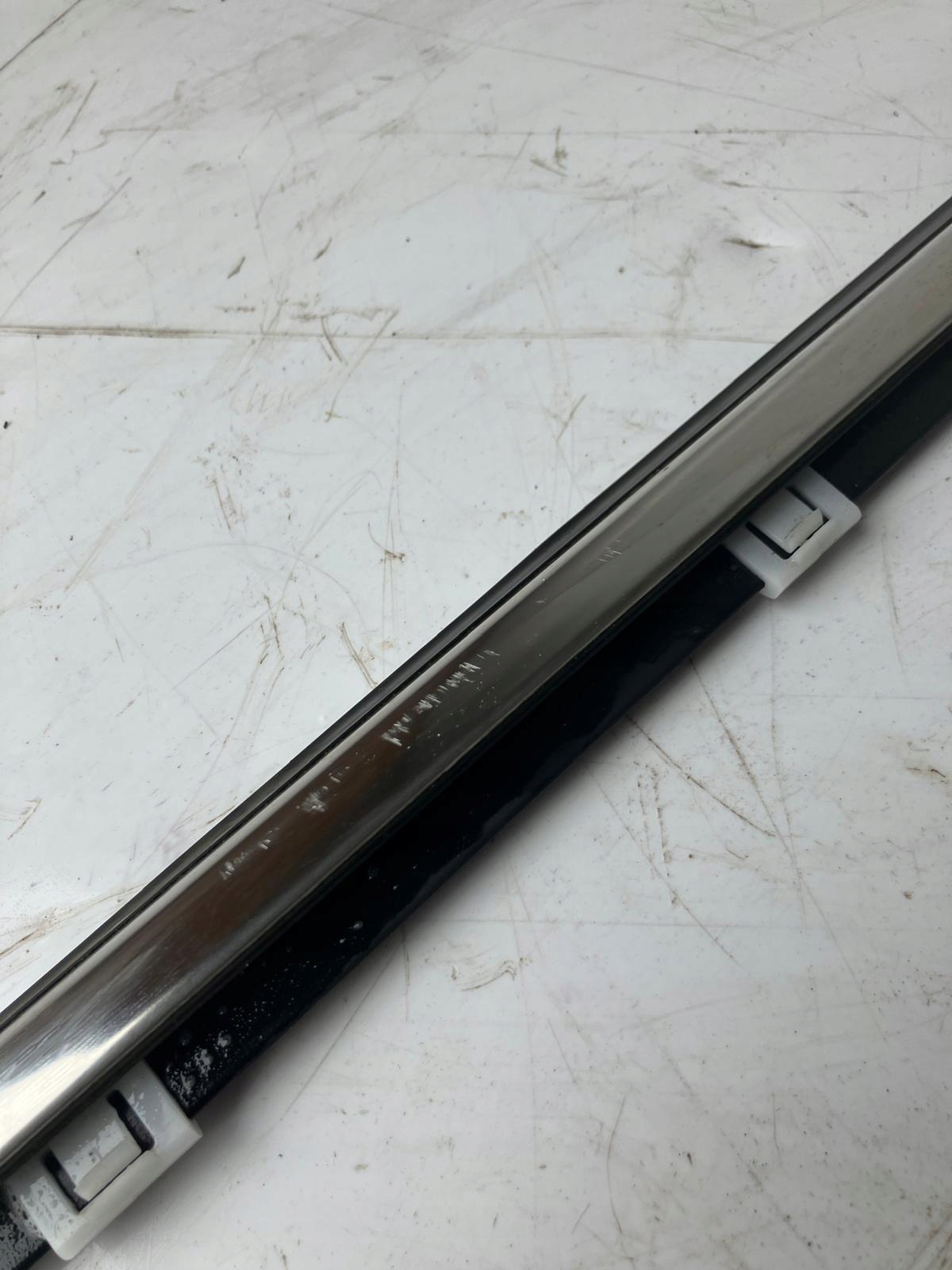 moulding dust door left front KIA RIO IV CHROM
