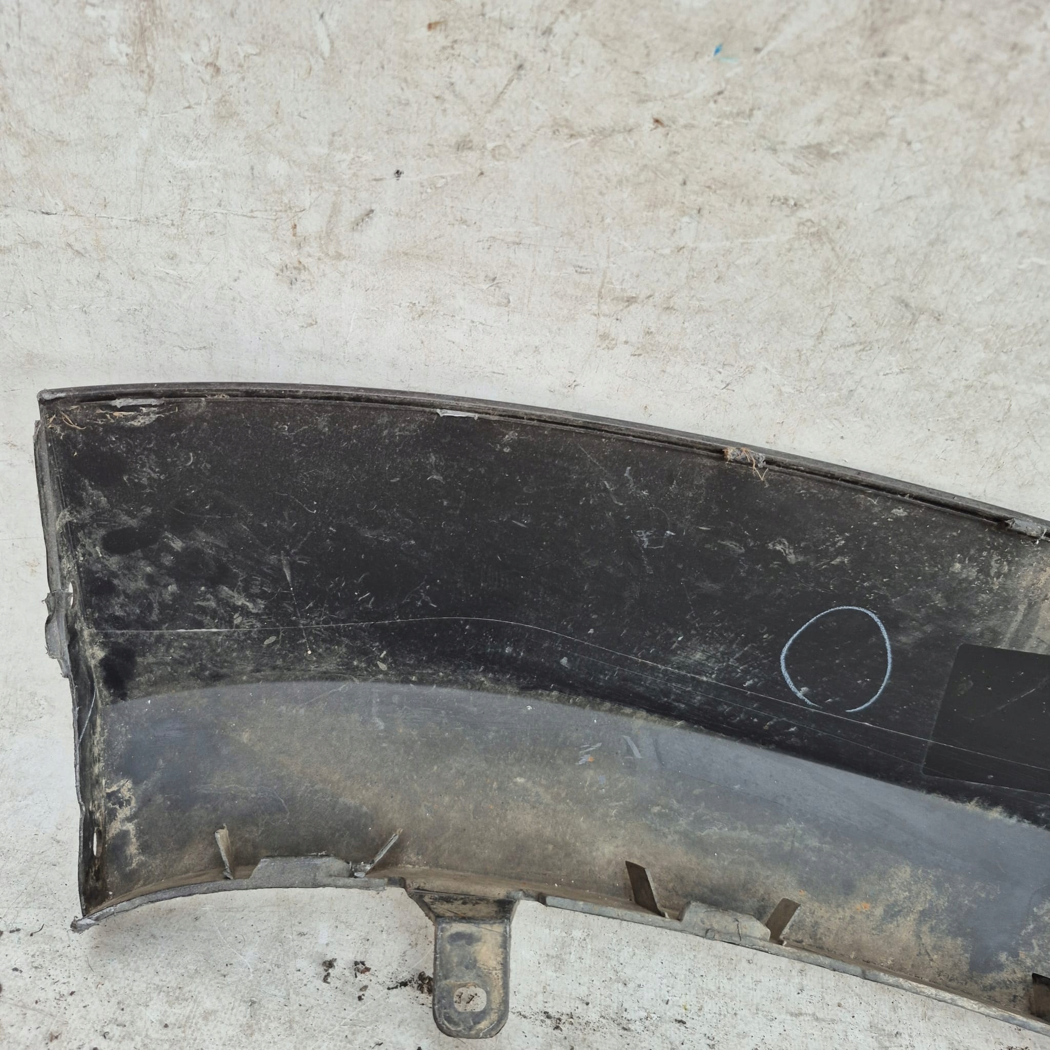 VW AMAROK and 1 LIFT 16-20 moulding cap left front