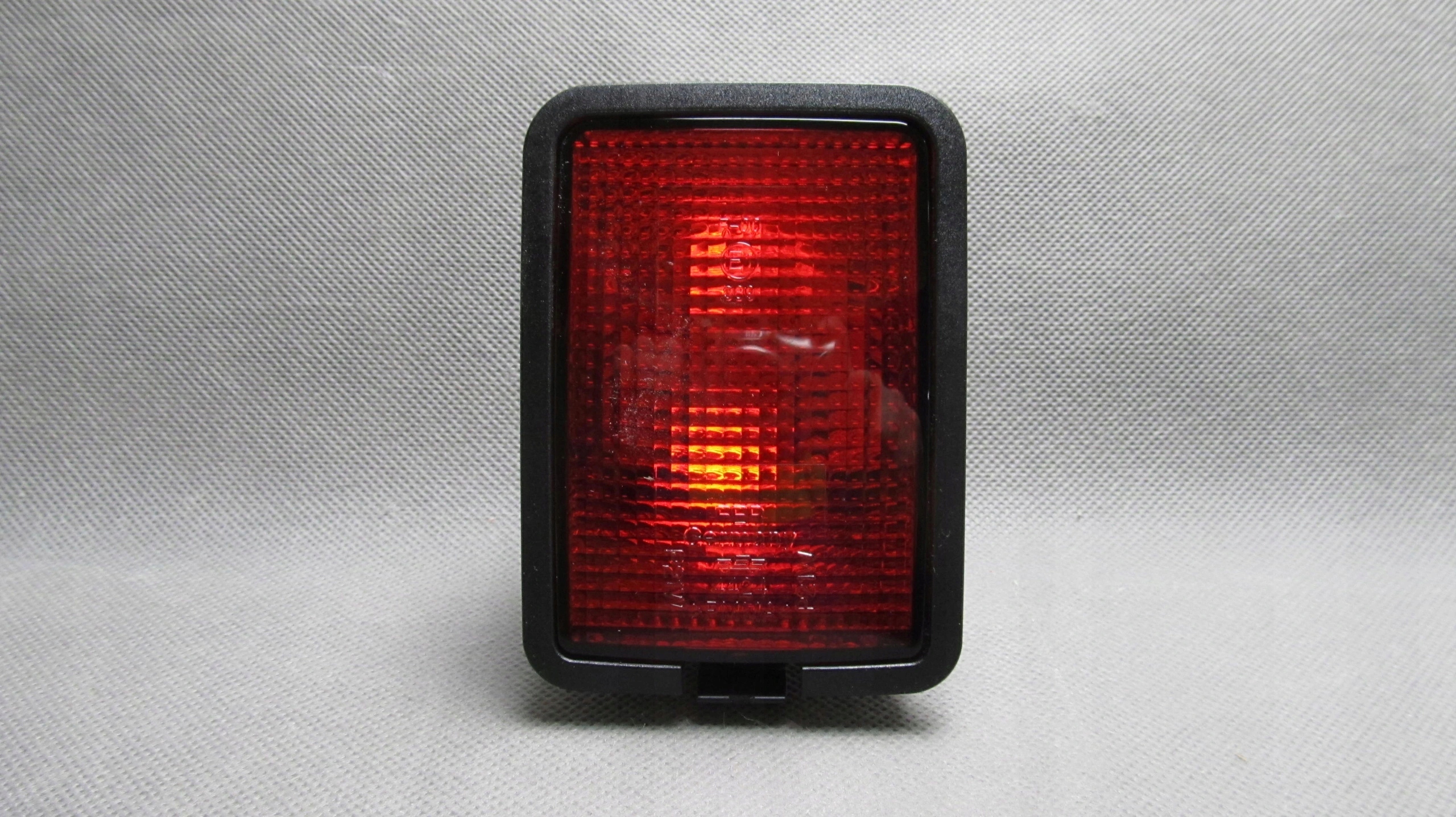 Lampka / maskownica lampy VW T4 P/MG tylnej