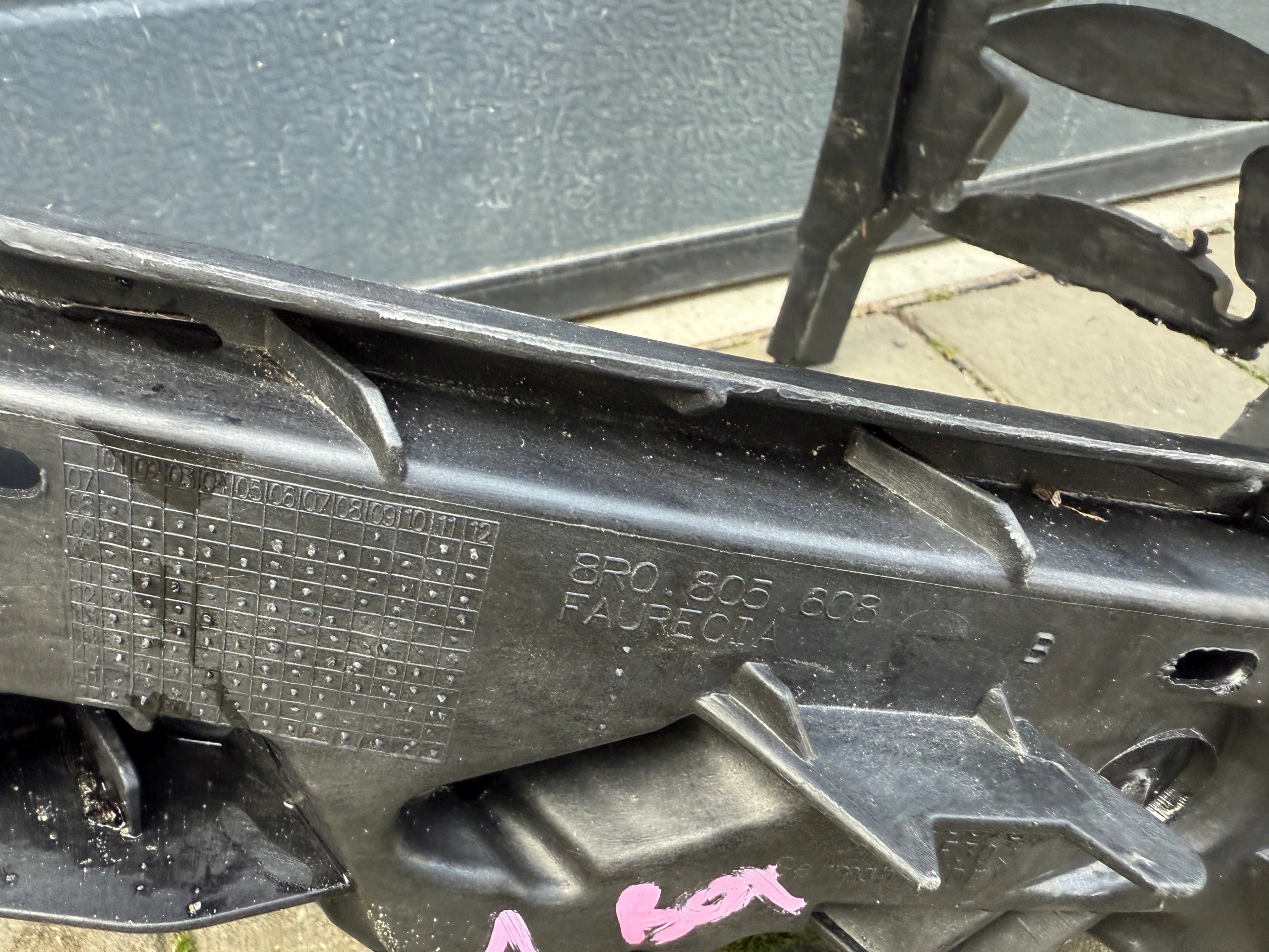 AUDI Q5 SQ5 holder support lights of a bumper right front 8R0805608