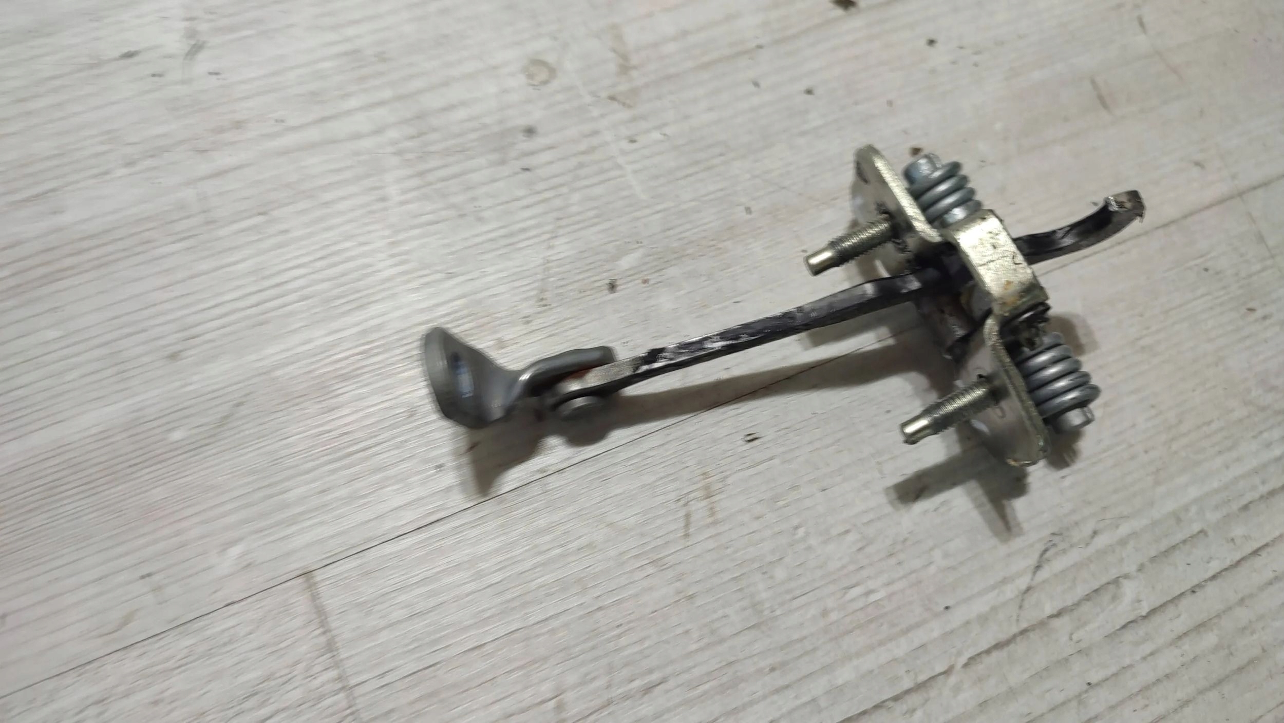 Dacia Duster and 16r 1.6b front side right limiter door