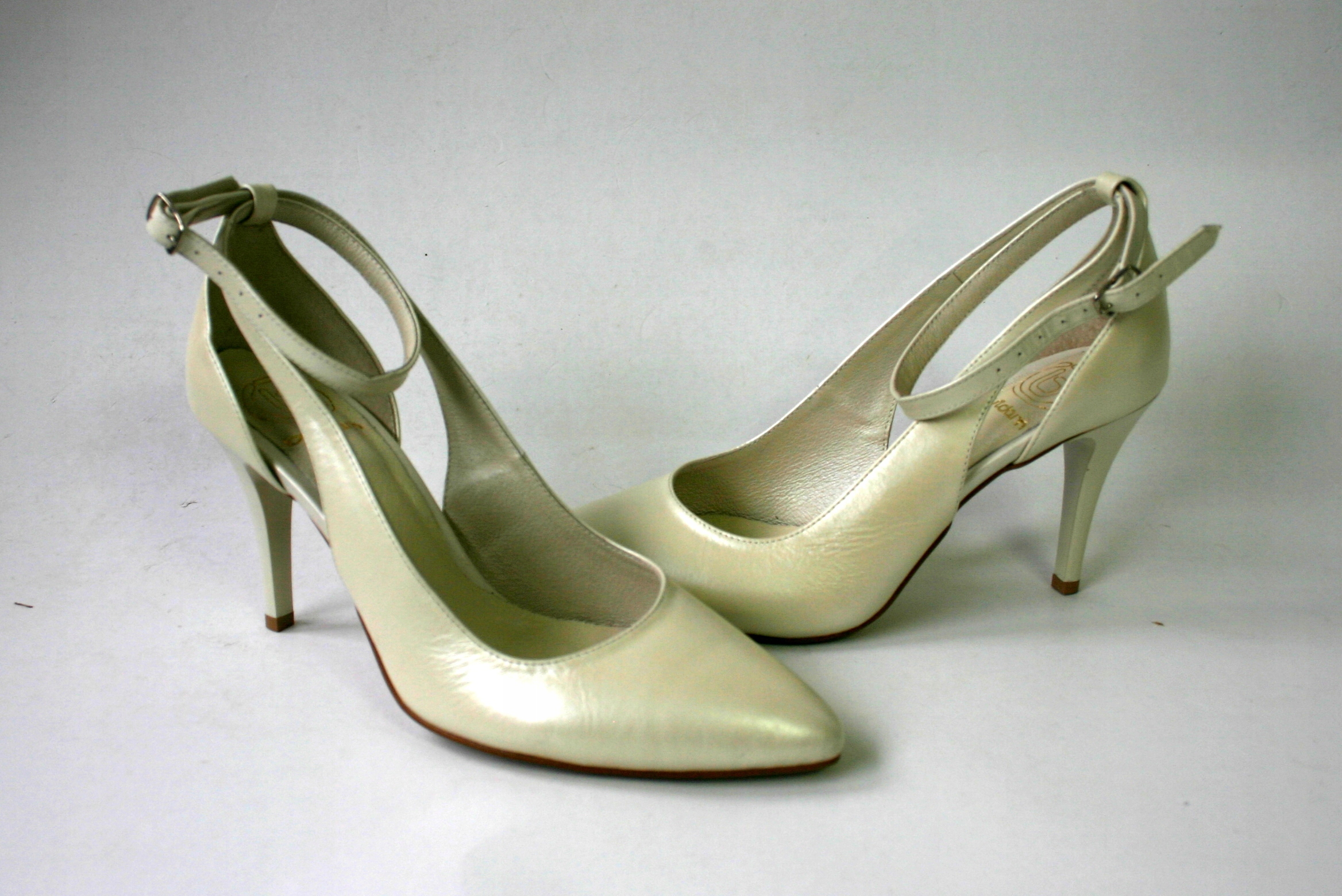 Taneční kožené lodičky se zapínáním na kotník a výřezem Livia outlet 39