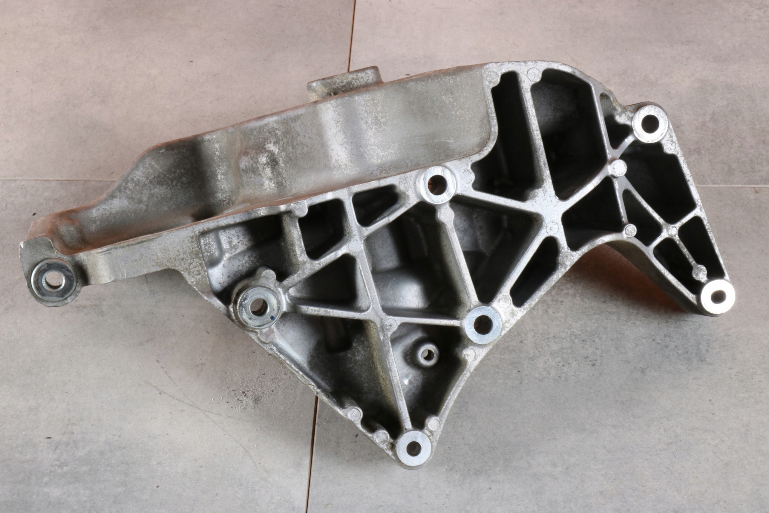 VOLVO XC60 e D4 2.0d D4204T14 Supporto staffa Motore 31480996