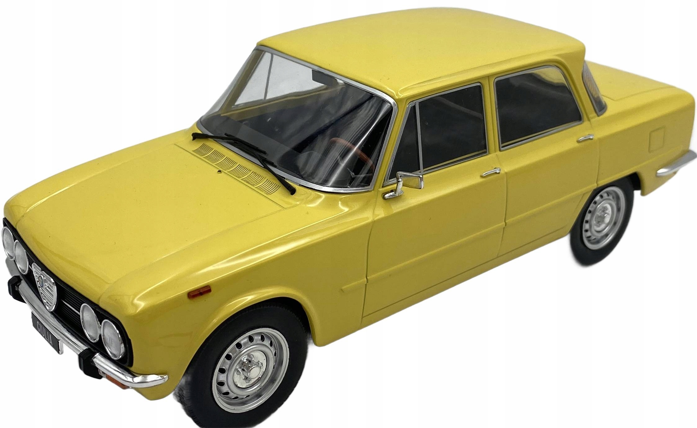 Alfa Romeo Giulia Nuova 1974 1:18 model Mcg 18334 žlutý