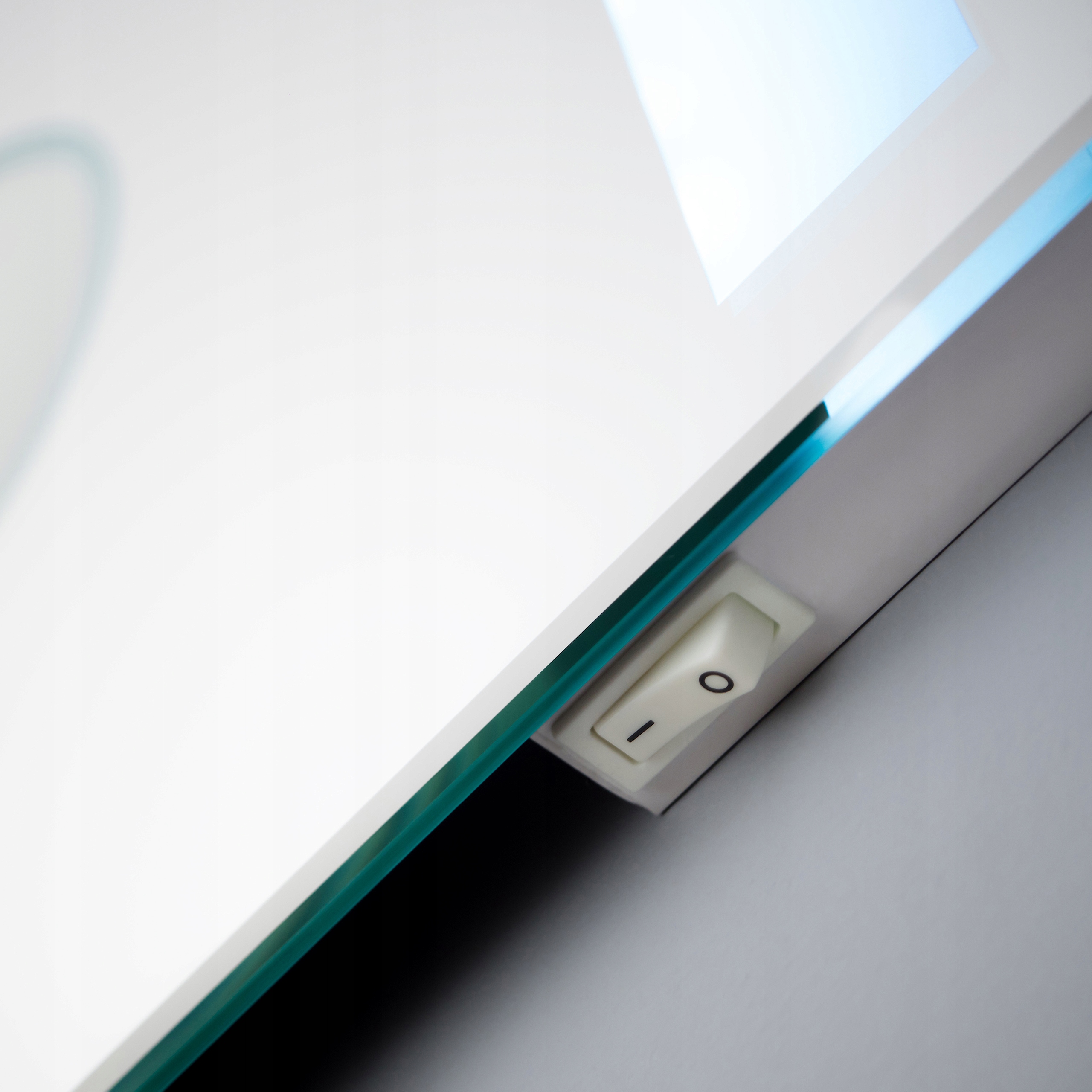 INNOWACYJNE LUSTRO LED DO MAKIJAŻU RUKE 100 x 75CM Wysokość 750 mm