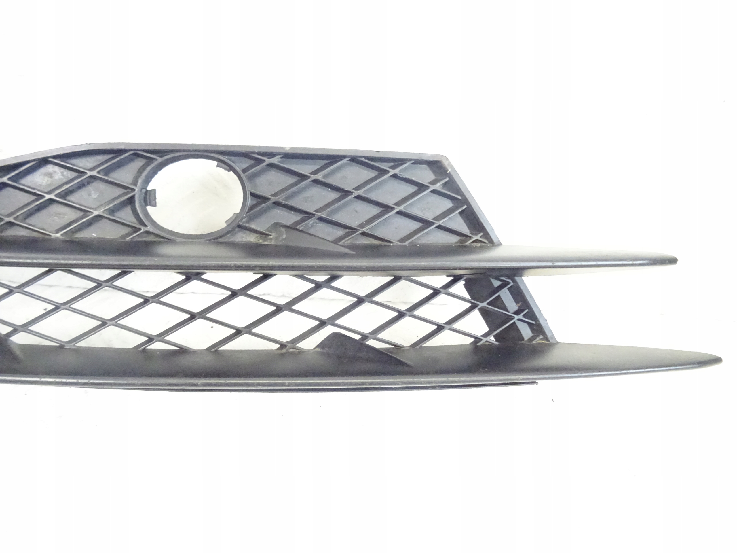 grid of a bumper front front right AUDI R8 420807682
