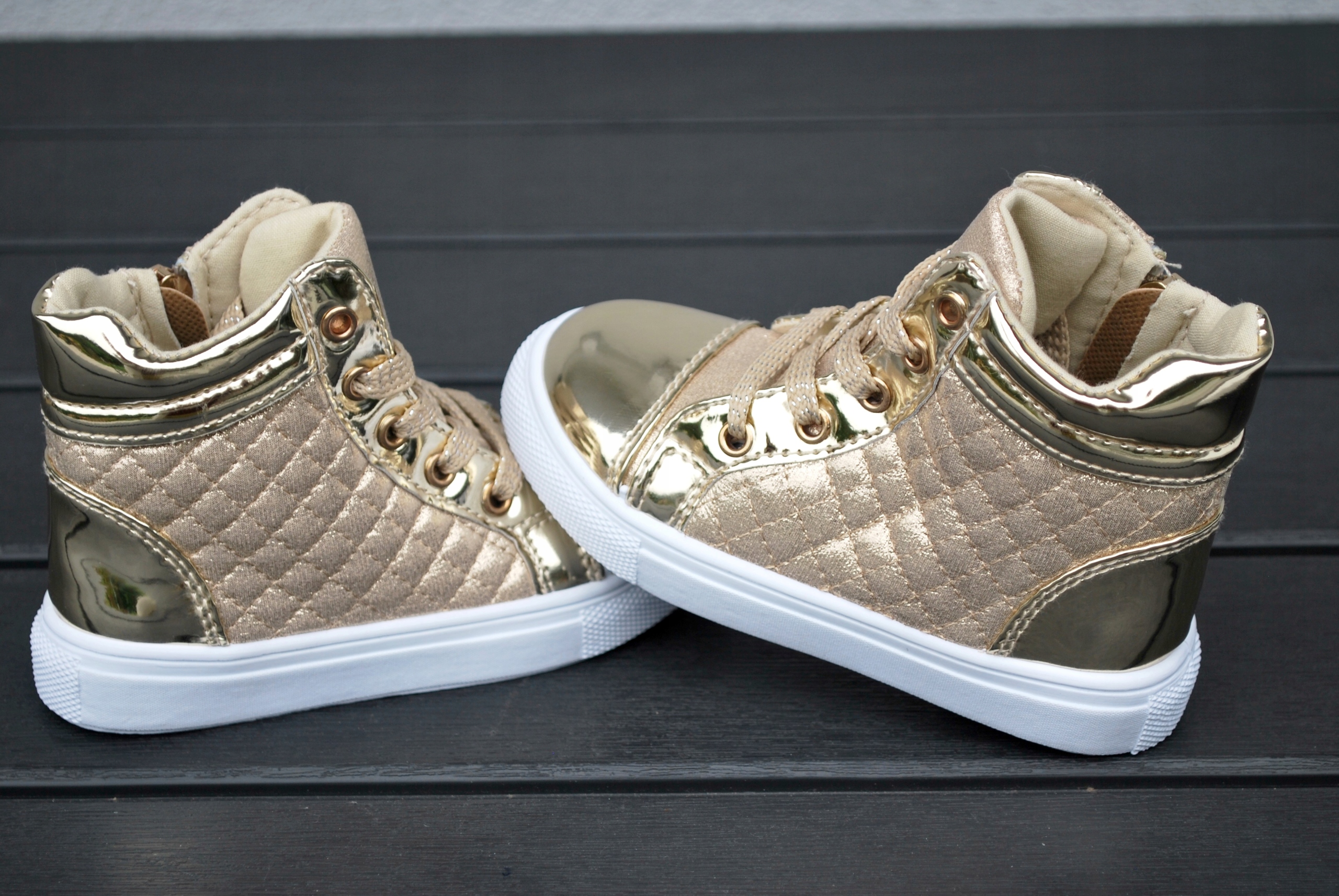 LAKIEROWANE TRZEWIKI BOTKI NA SUWAK r.26 / 16cm Marka Inna marka