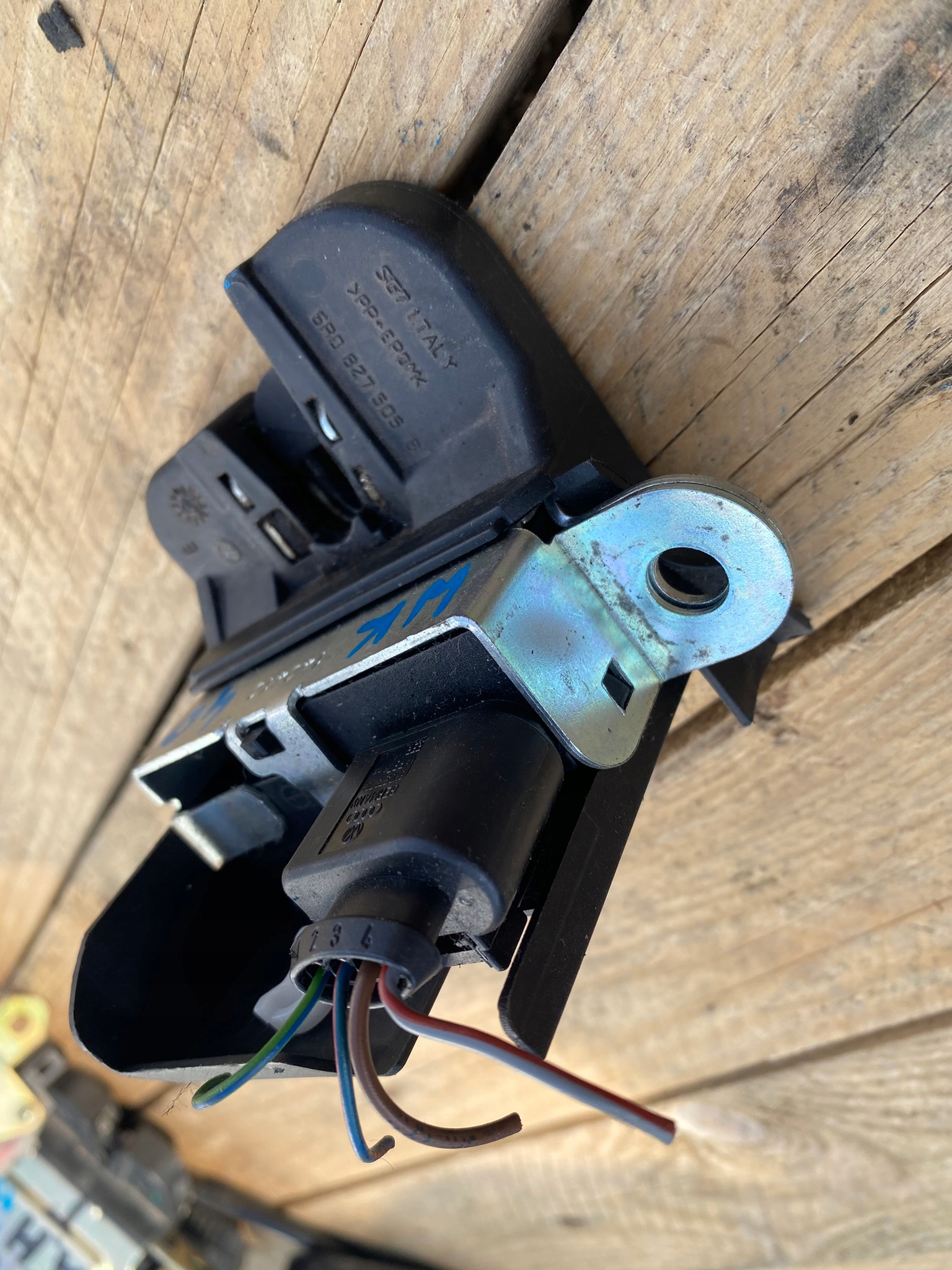 lock boot VOLKSWAGEN POLO 6R0827505G