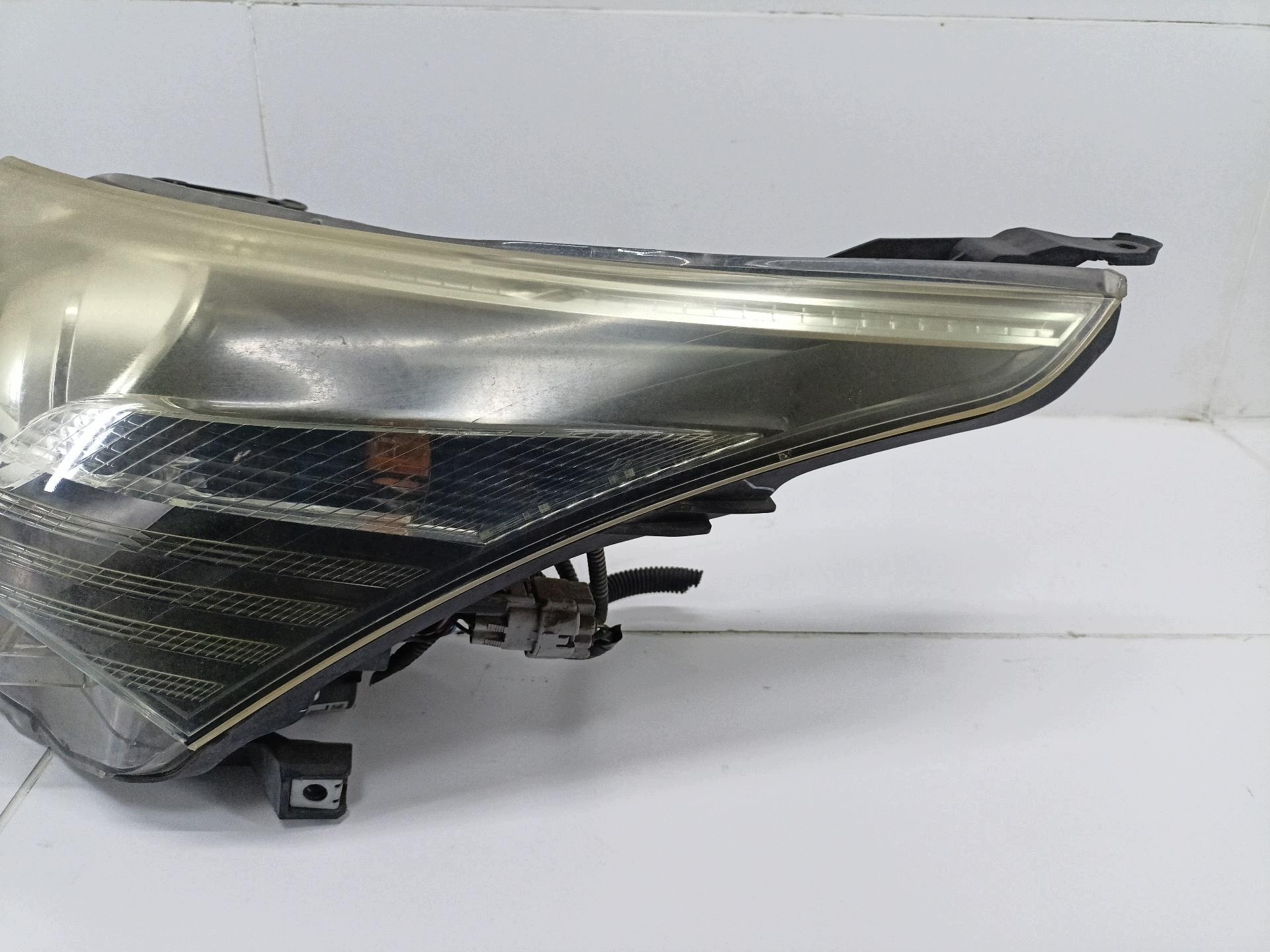 light front left side Toyota Avensis 3 T270 facelift ZRT272W 2014