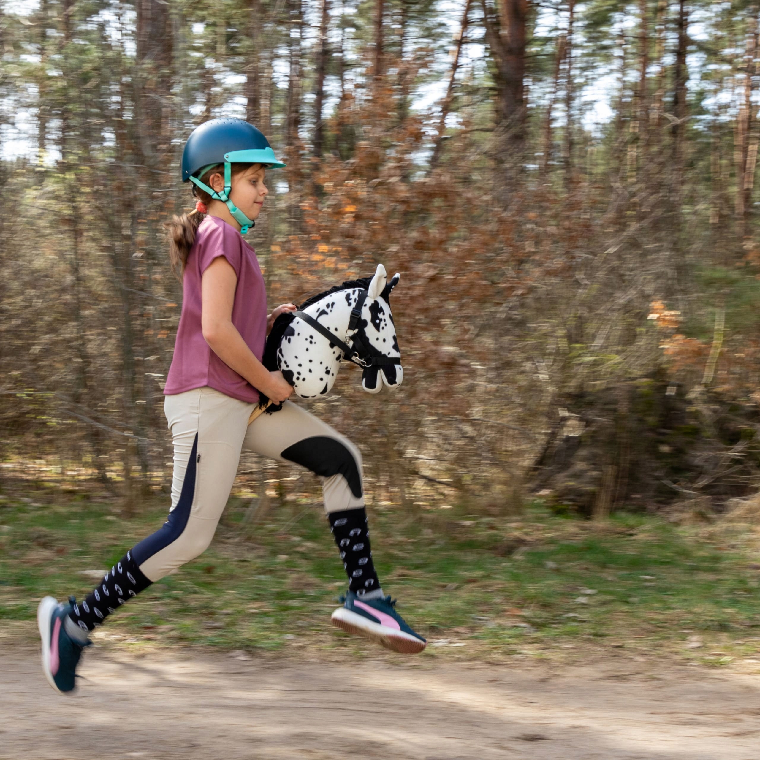 KOŃ NA KIJU HOBBY HORSE SKIPPI KONIK NA PATYKU DLA DZIECKA BIAŁO-CZARNY Materiał drewno plastik tkanina