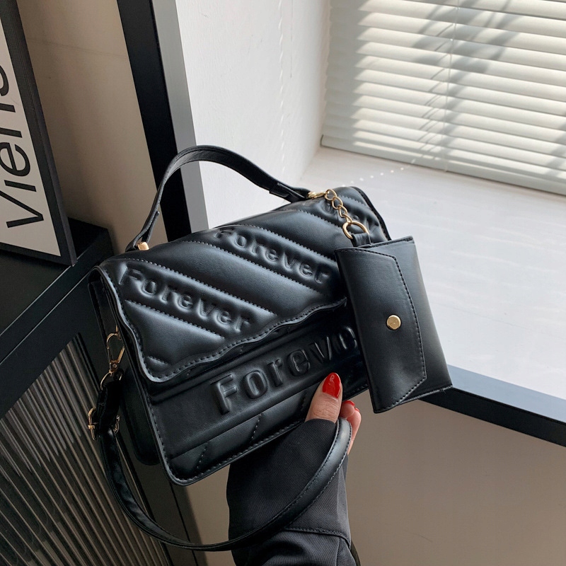 MAŁA TOREBKA DAMSKA LISTONOSZKA NA RAMIĘ CZARNA MIEJSKA ELEGANCKA STYLOWA Kolekcja TOREBKA DAMSKA NA RAMIĘ CZARNA