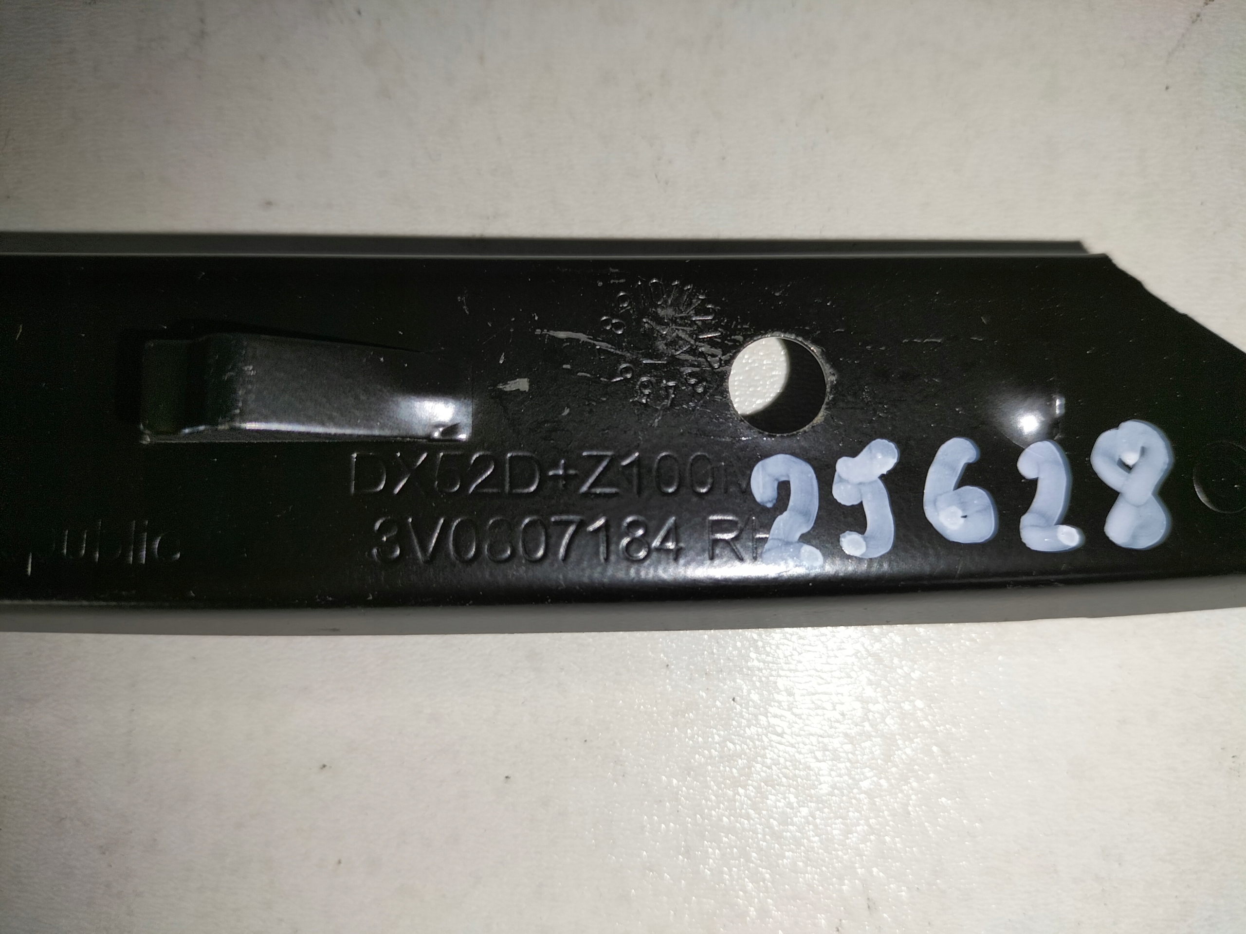 bumper bracket front right SKODA SUPERB III 15
