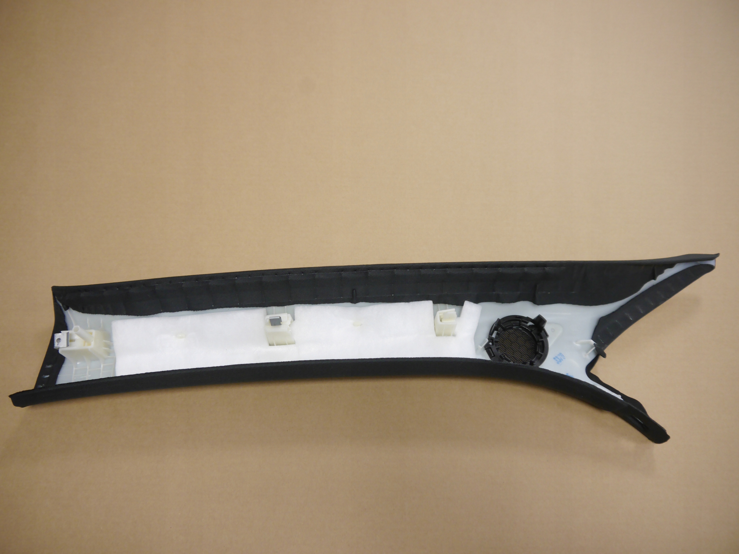 AUDI Q3 83A OSŁONA SŁUPKA PRAWA 83A867234A VU5 Producent części Audi OE