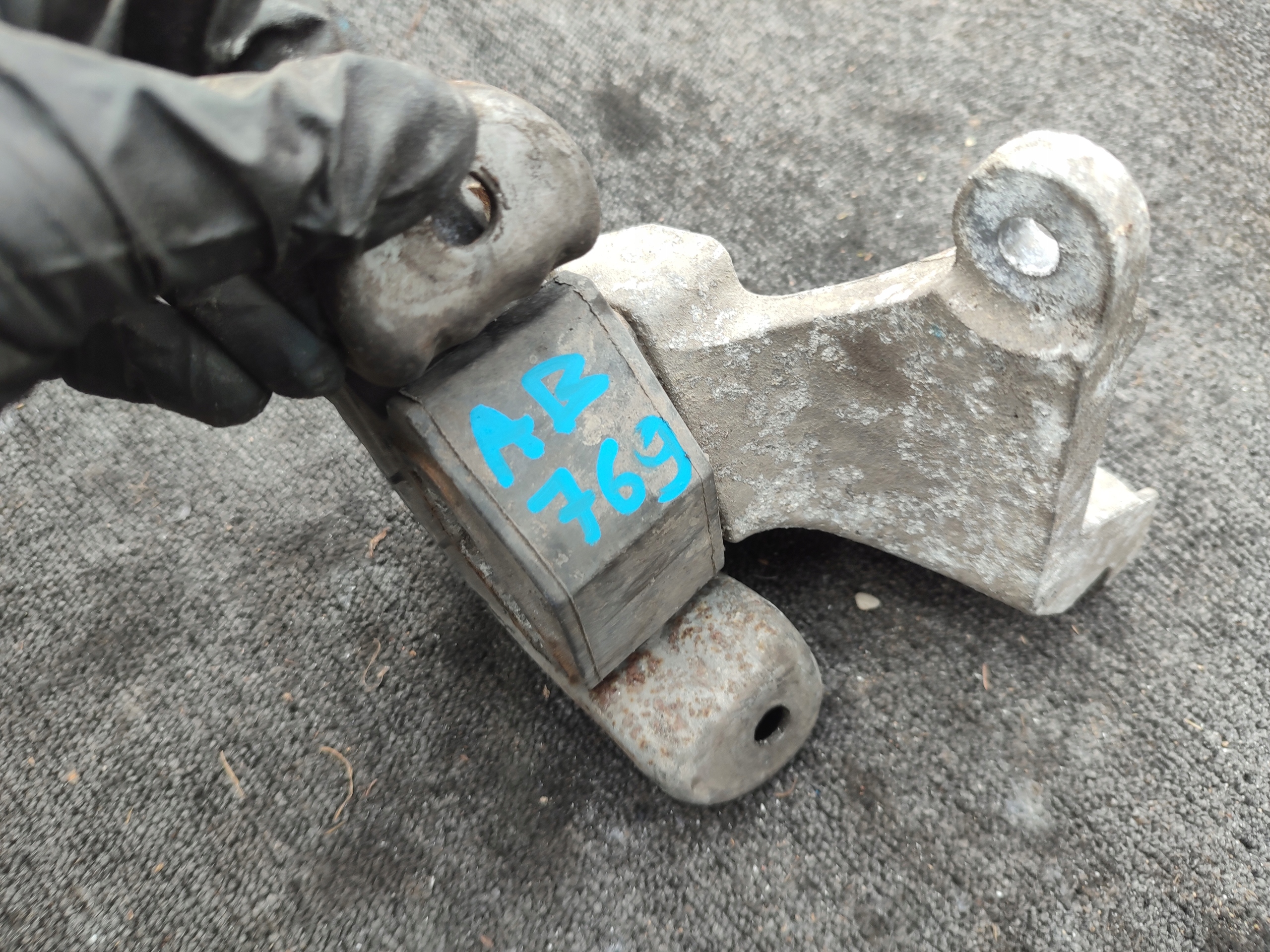 holder engine mount Volkswagen Transporter T5 V04988