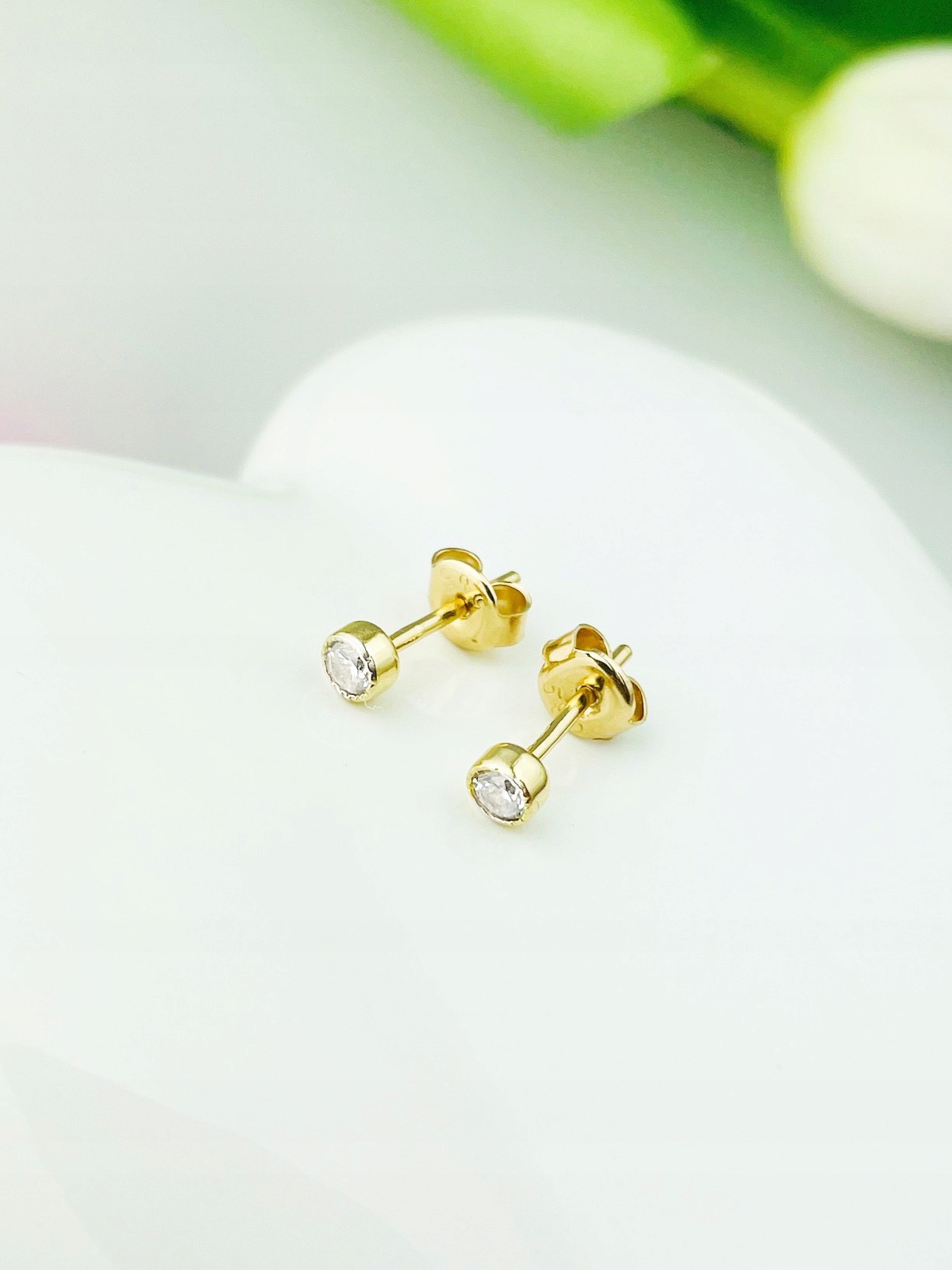 Zlaté náušnice s kuličkami a zirkony