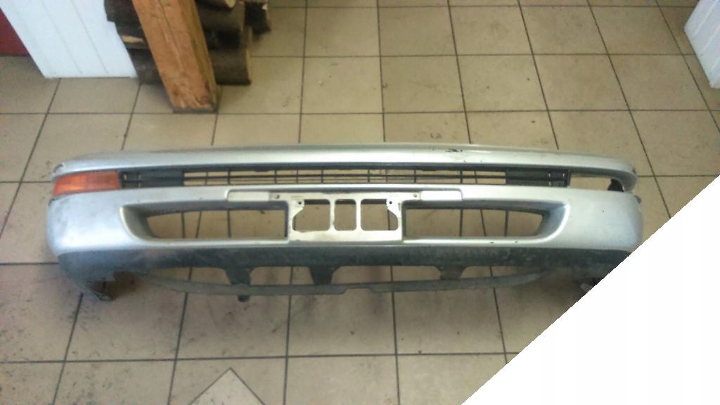 TOYOTA COROLLA E10 KOMBI SEDAN 93- ZDERZAK PRZEDNI