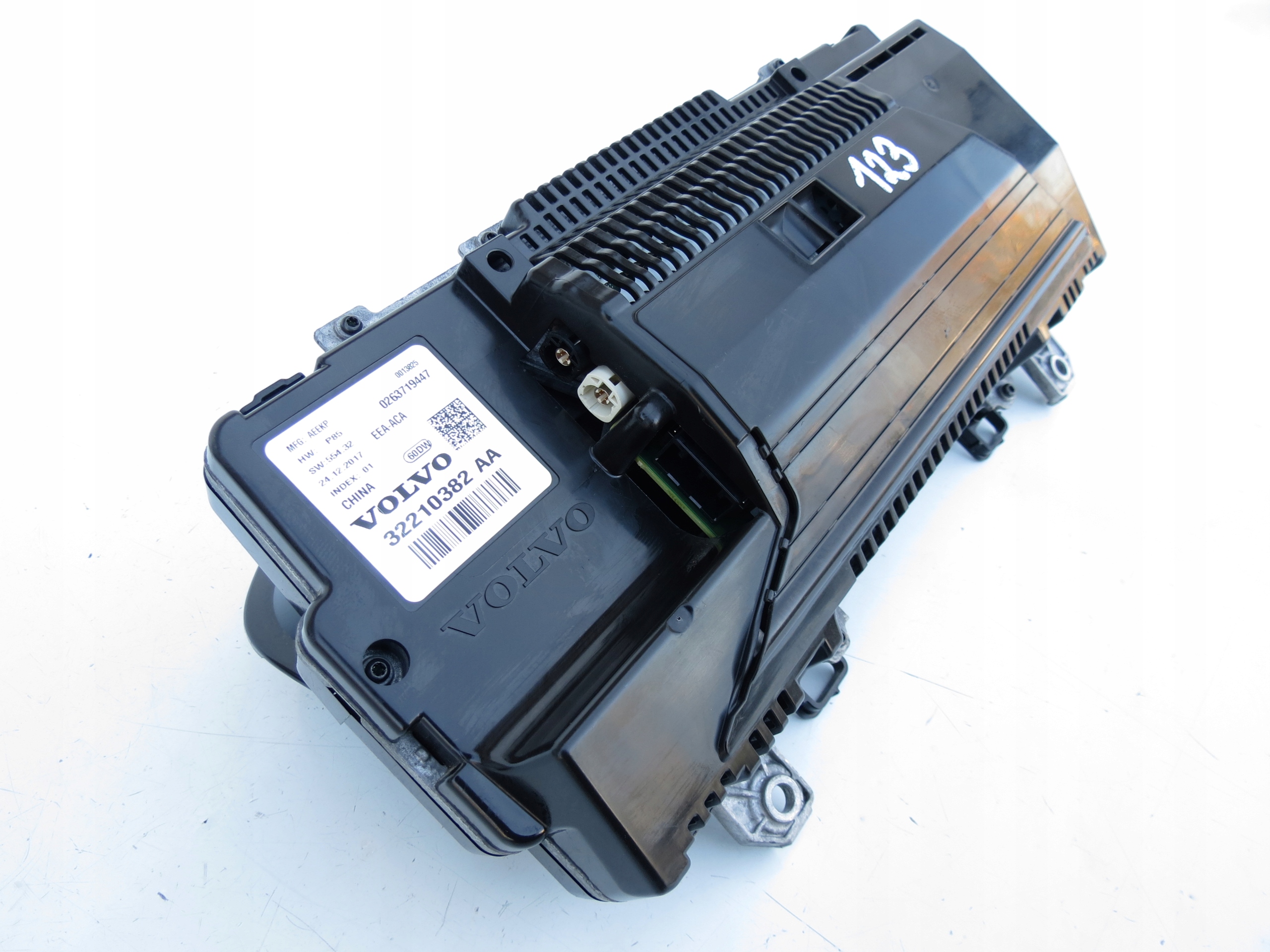 dials dials PREDKOSCIOMIERZ 32210382 VOLVO XC60 II