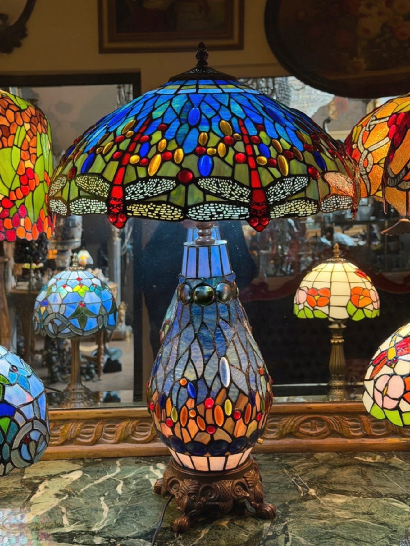 WITRAŻOWA LAMPA TIFFANY ZE ŚWIECĄCĄ NOGĄ