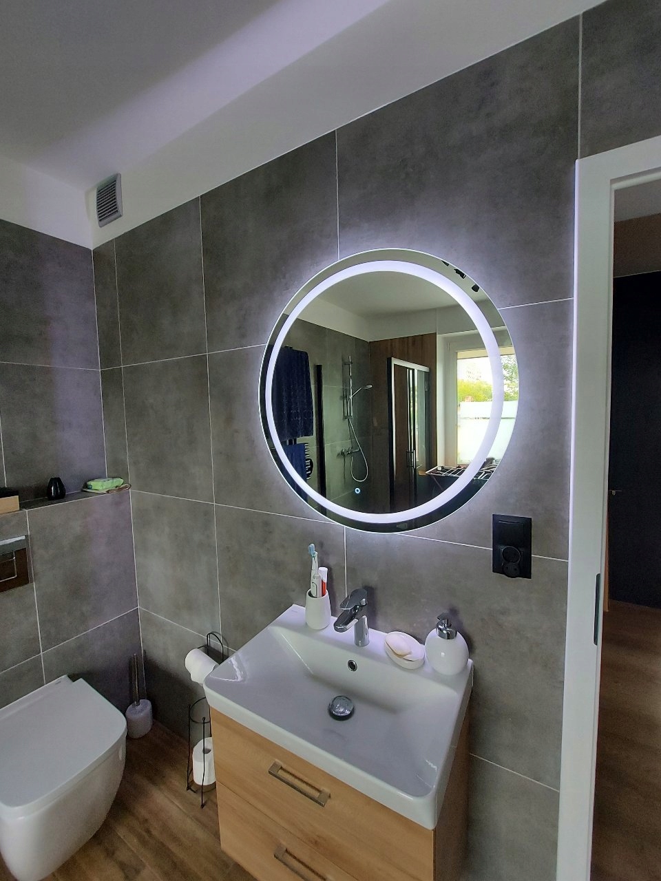 eecdc77a45749116415fdb94281a