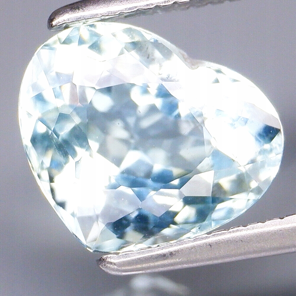 akvamarín srdce 1,77 karát 8,9 x 7,4 x 5 mm