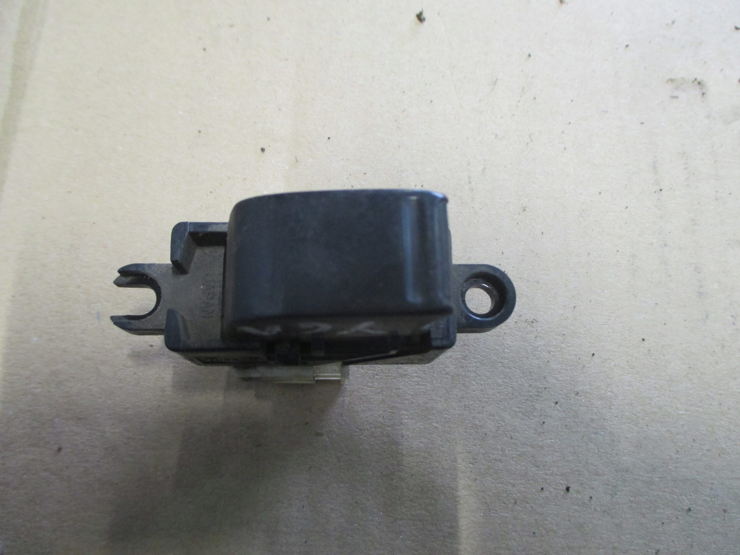 NISSAN PATROL Y61 97- PRZELACZNIK SZYBY PRAWY 3D