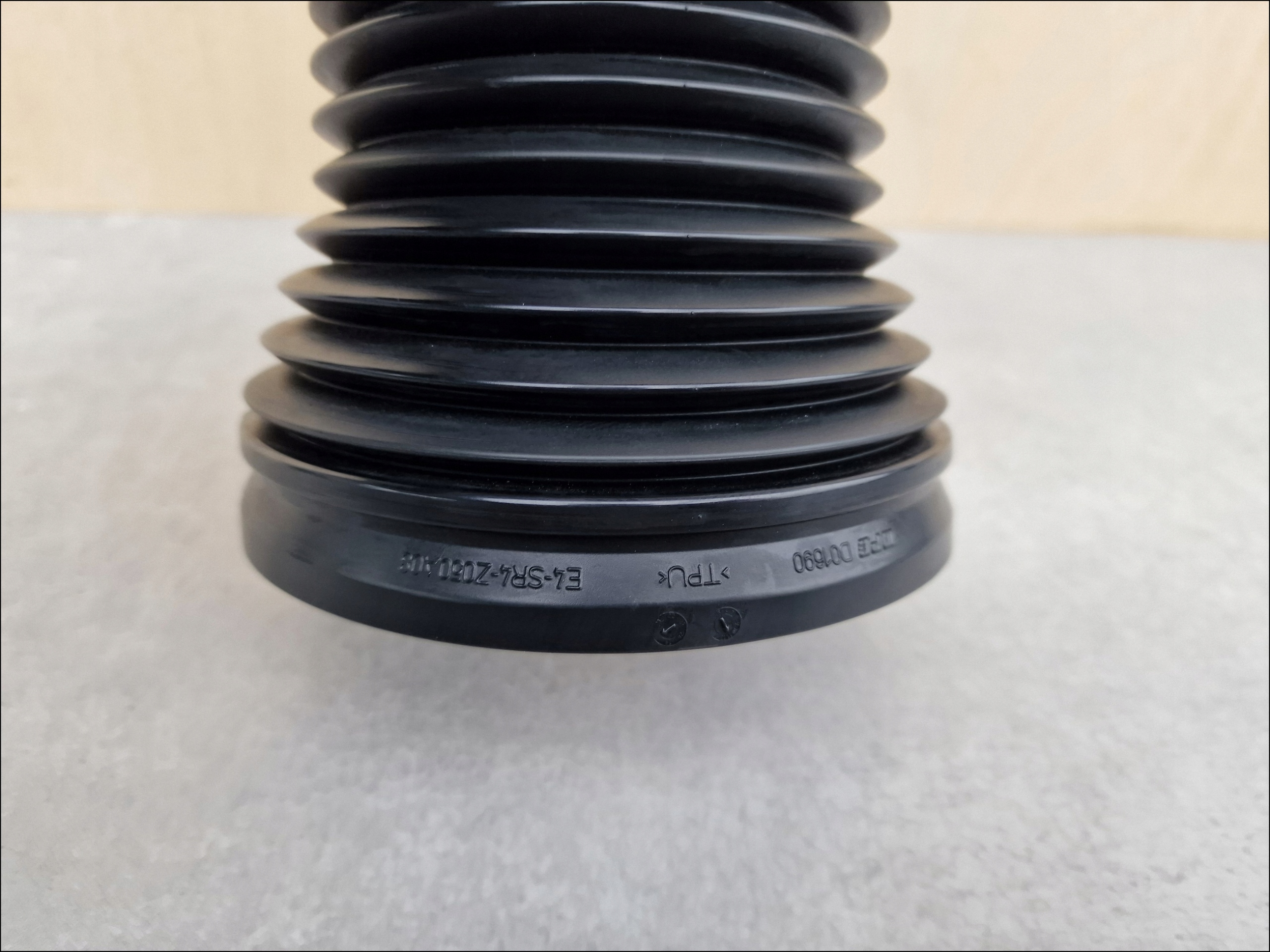 BLENDE ABDECKUNG DES STOSSDÄMPFERS BMW D01690 E4-SR4-Z050A08 K141/539