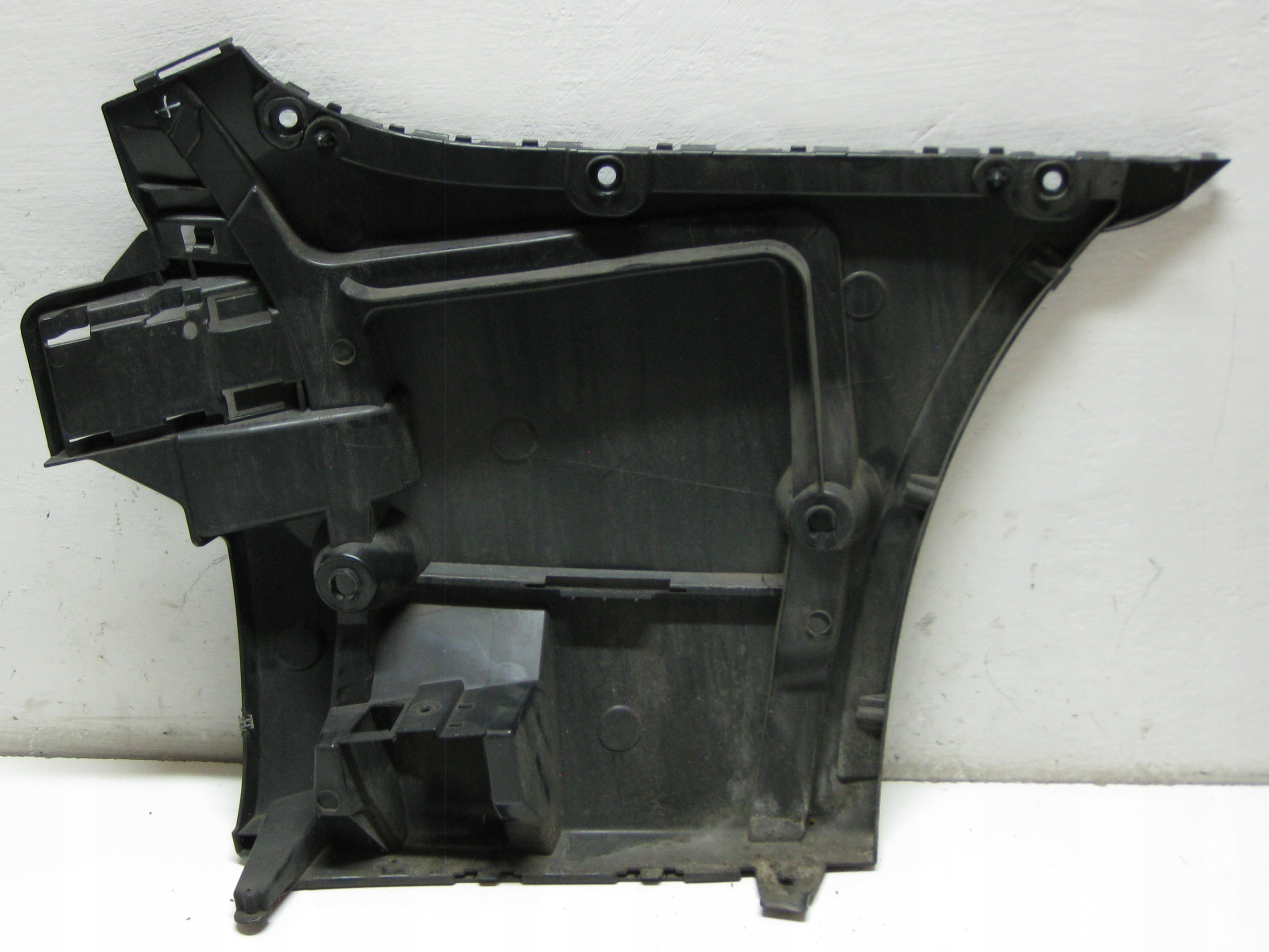 BMW 5 G30 3.0D 19R bumper bracket left rear part 8066721