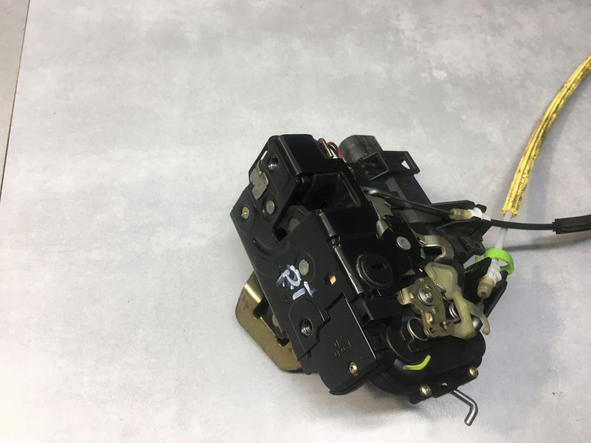 lock door right rear part AUDI A6 C5 7 PIN