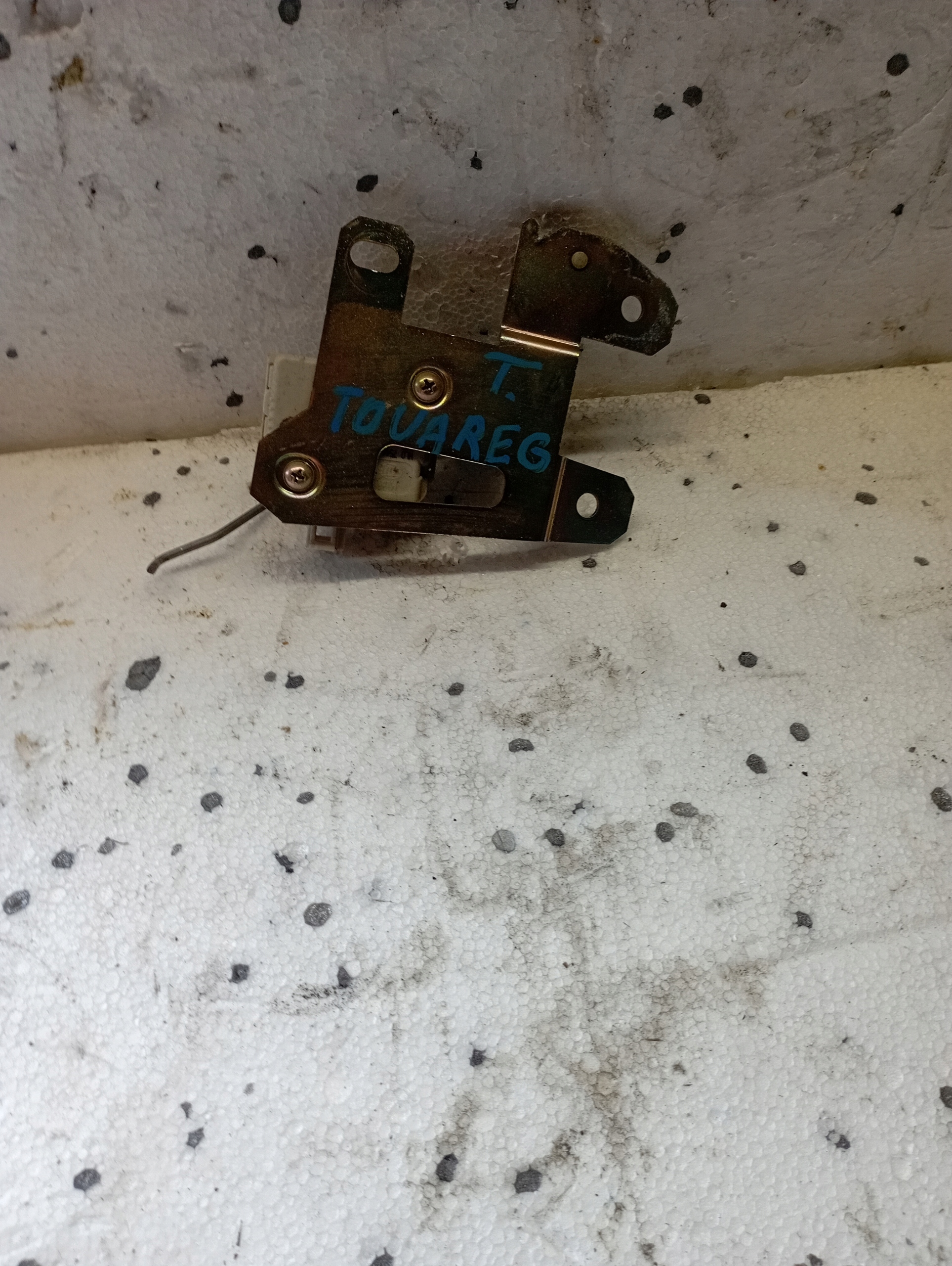 lock damper bonnet rear part VW Touareg 7L6827425