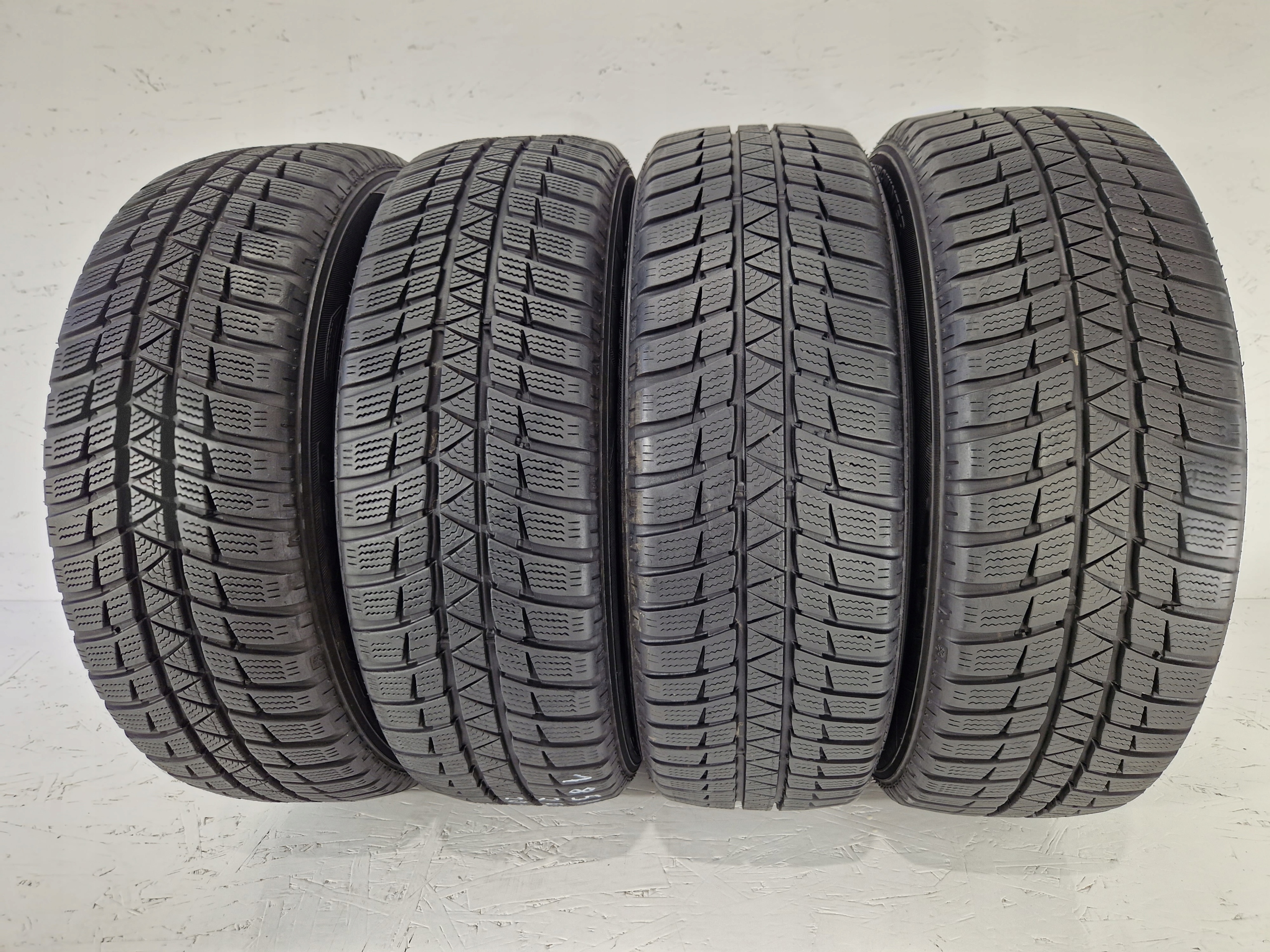 Opony Falken EuroWinter HS449 185/60r15 88T