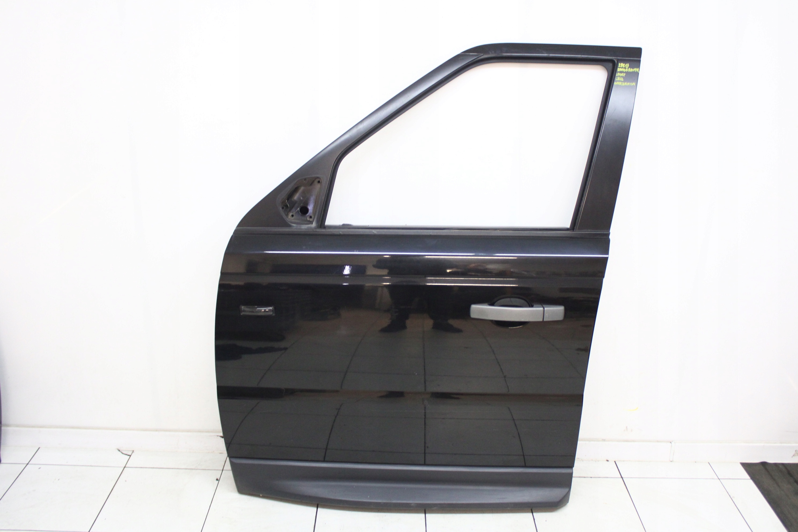 Range Rover Sport L320 05R- дверь левая передняя