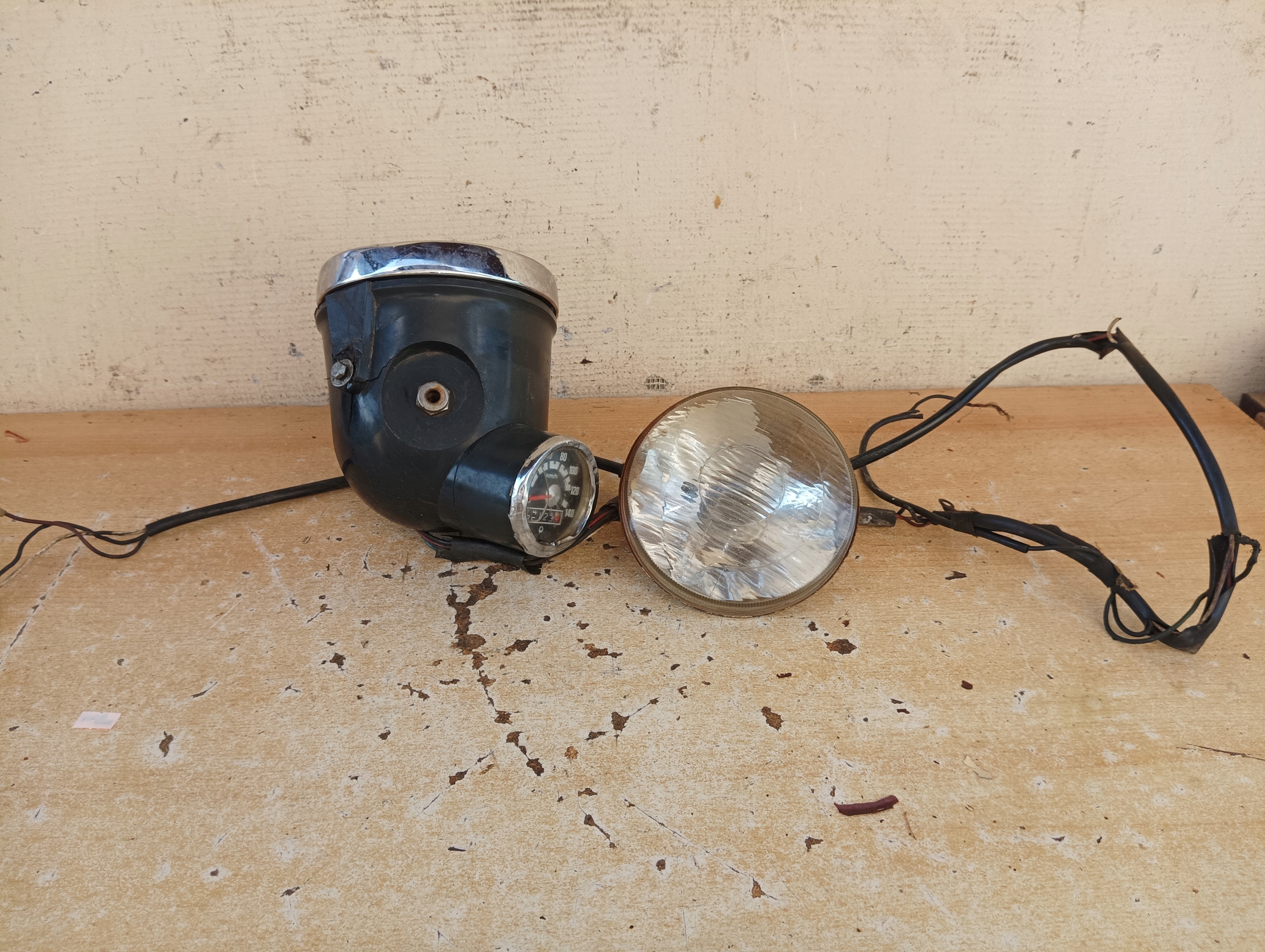 WSK-ЛАМПА ПЕРЕДНЯЯ С ДЫМОХОДОМ И СЧЕТЧИКОМ 85123