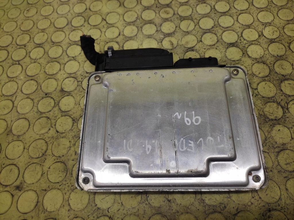 SEAT TOLEDO 2 control unit of the engine 0281010060