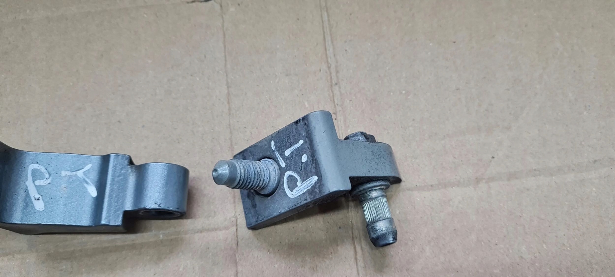 A7 4G hinge hinges door right right rear part rear. KOMPLET LY7G