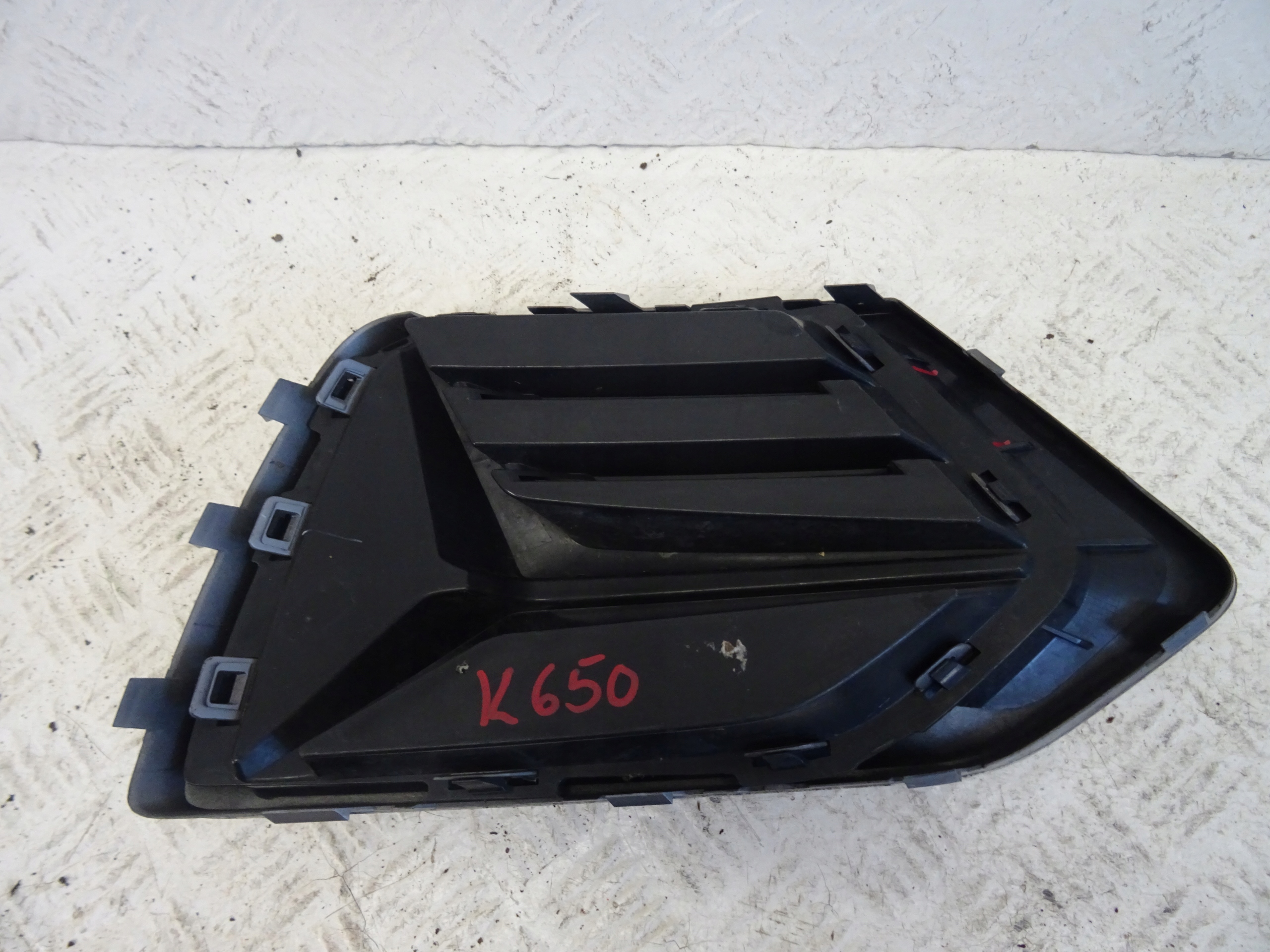 grid of a bumper front front left AUDI Q3 II 83A807681B