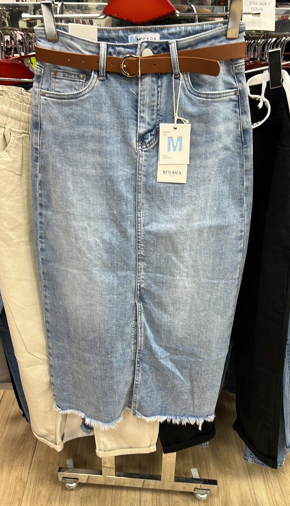 DŁUGA MAXI SPÓDNICA JEANSOWA Z ROZCIĘCIEM PASKIEM JASNY NIEBIESKI ROZMIARY Kolor niebieski