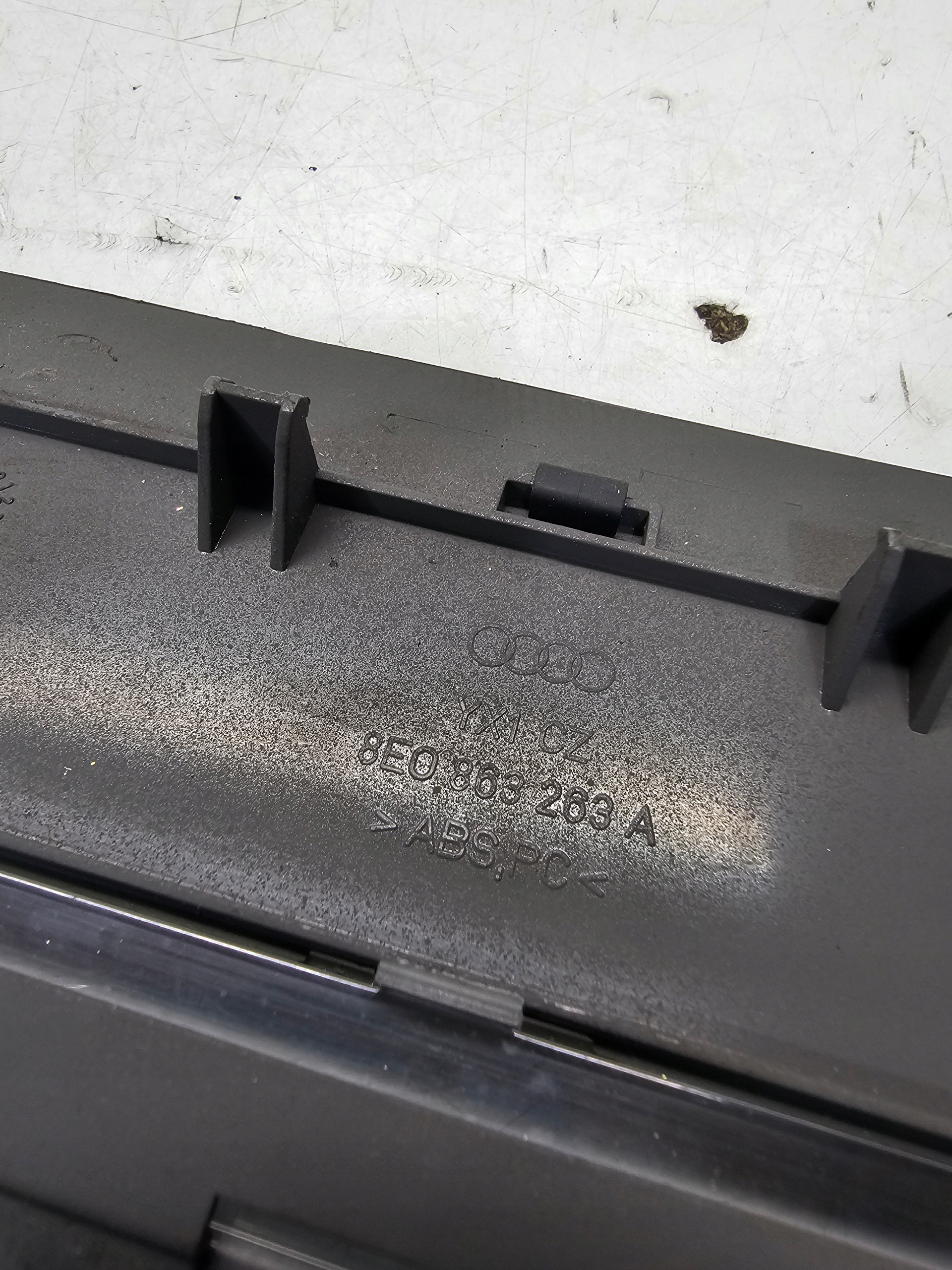 Couverture tablier moteur du tableau de bord Console AUDI A4 B6 B7 8E0863263A