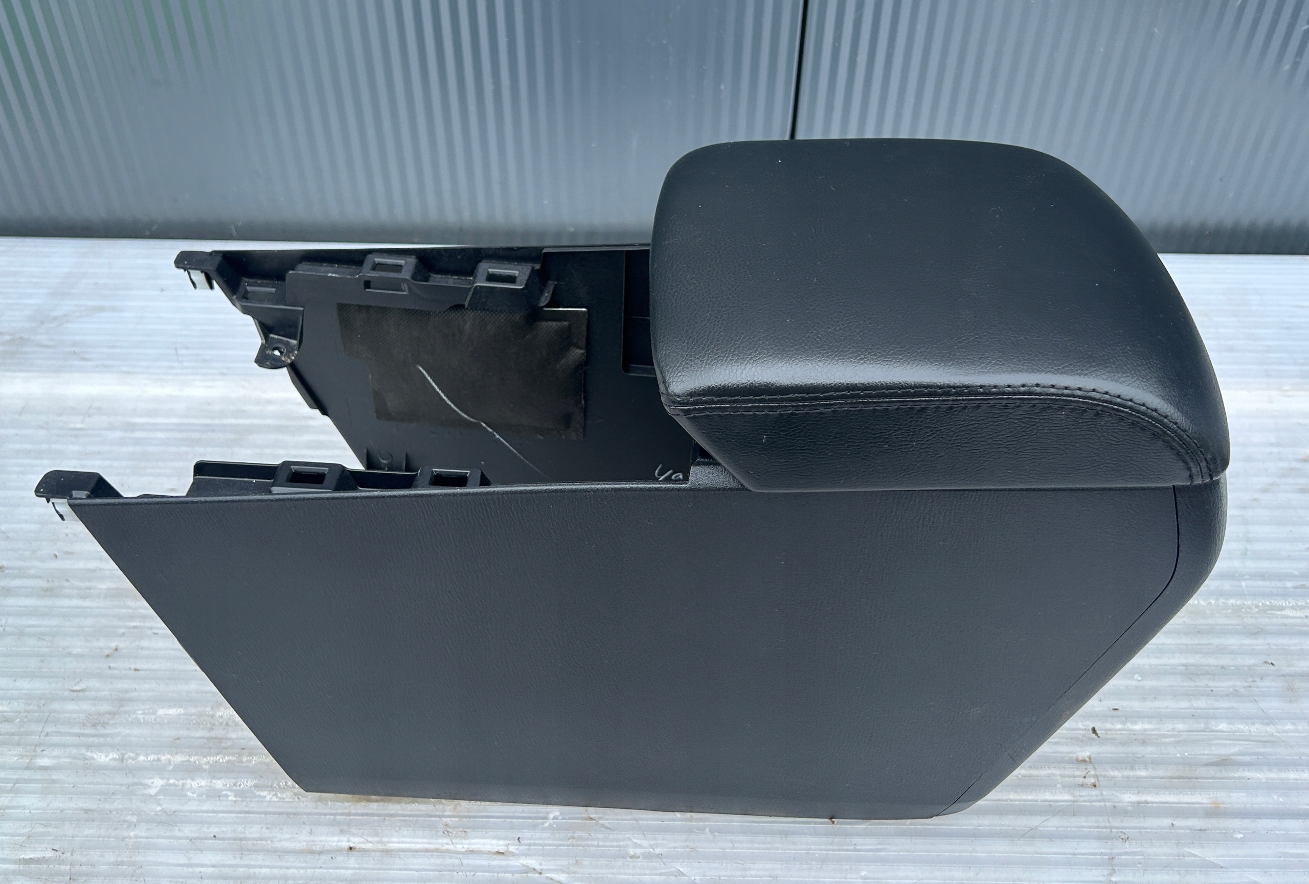 bracciolo TUNELU SRODKOWEGO MAZDA 3 BM LIFT BN 16