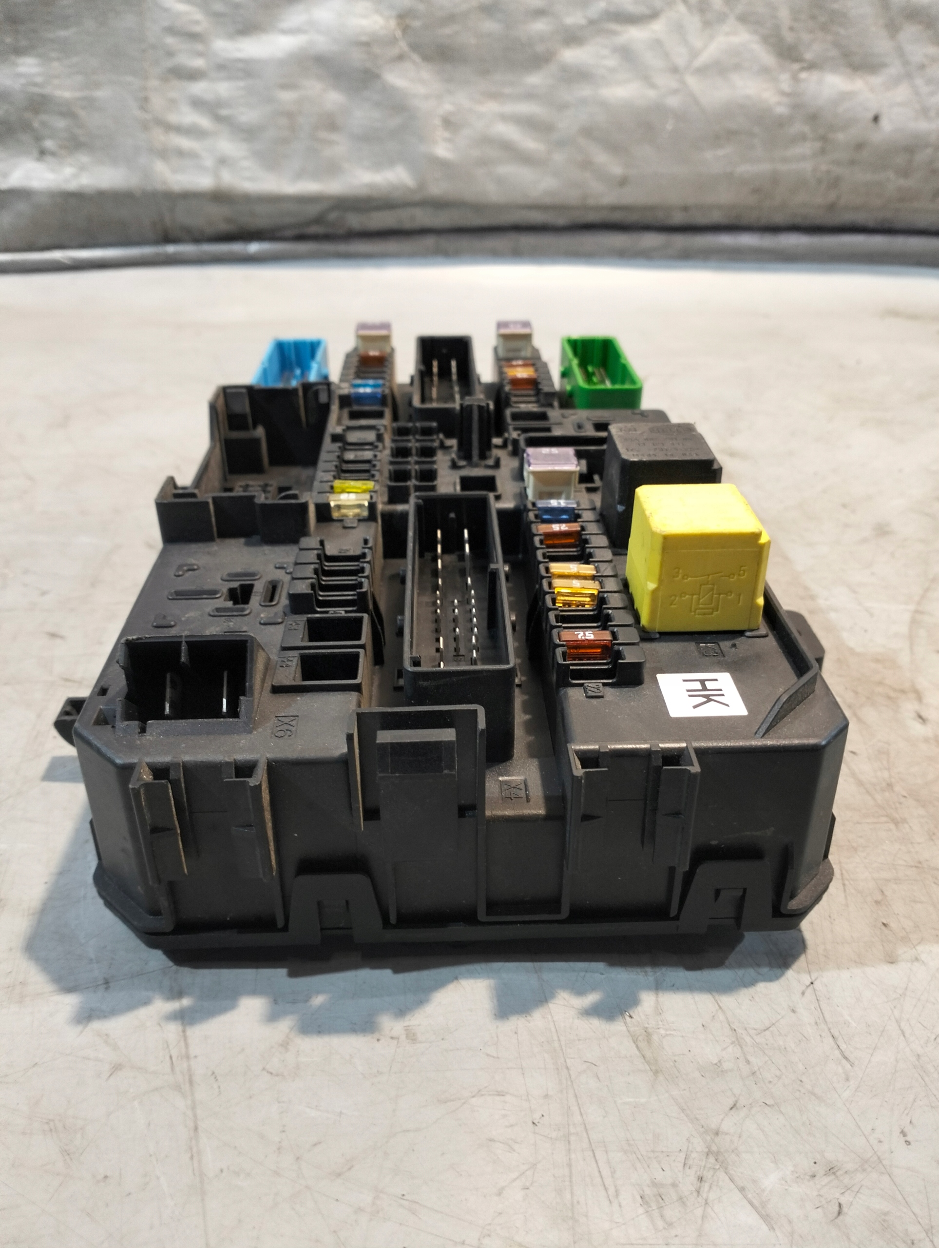fuse box OPEL ASTRA H OE 13206762HK