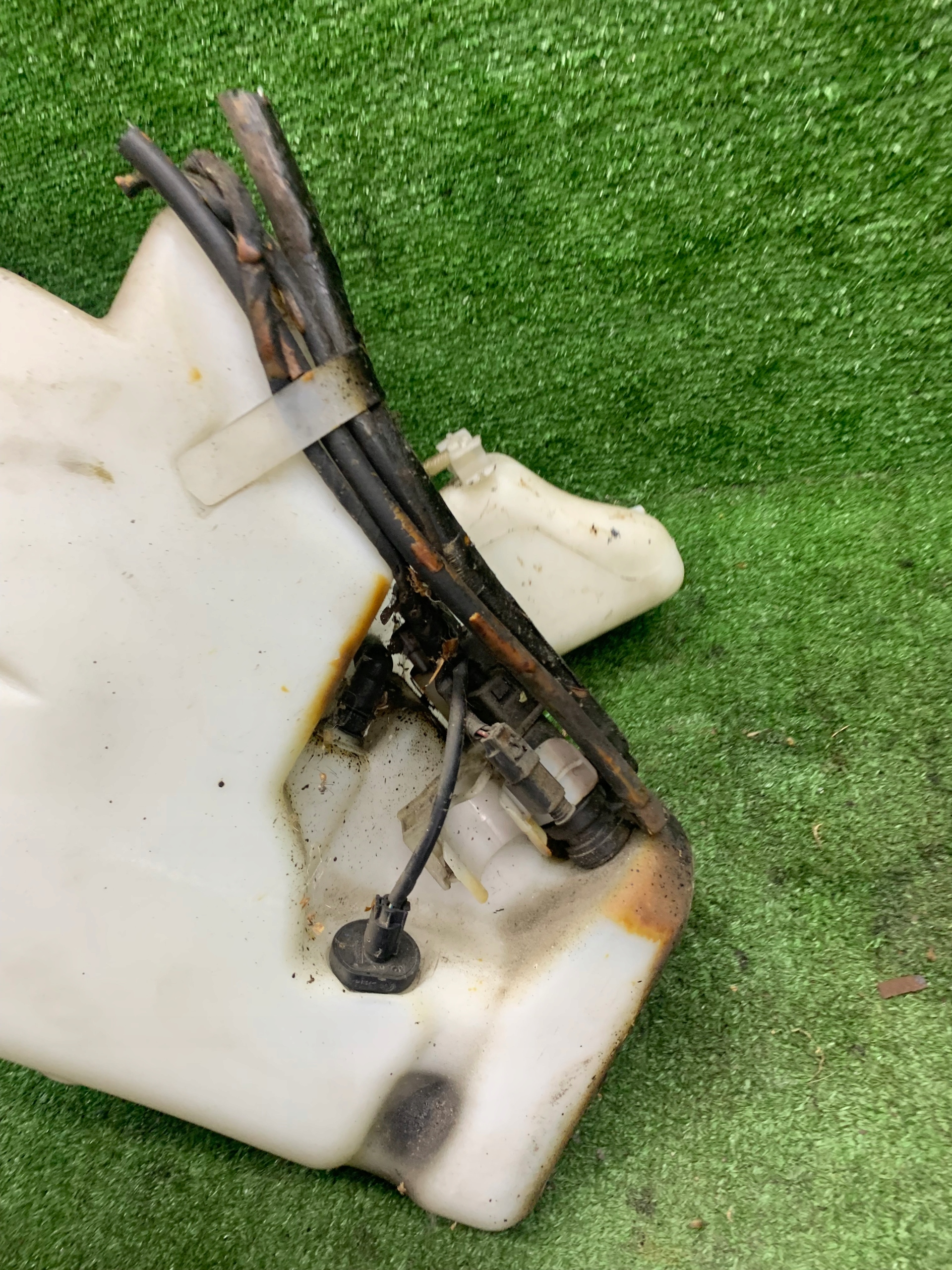 washer fluid tank MERCEDES-BENZ E (W211) 2118601480