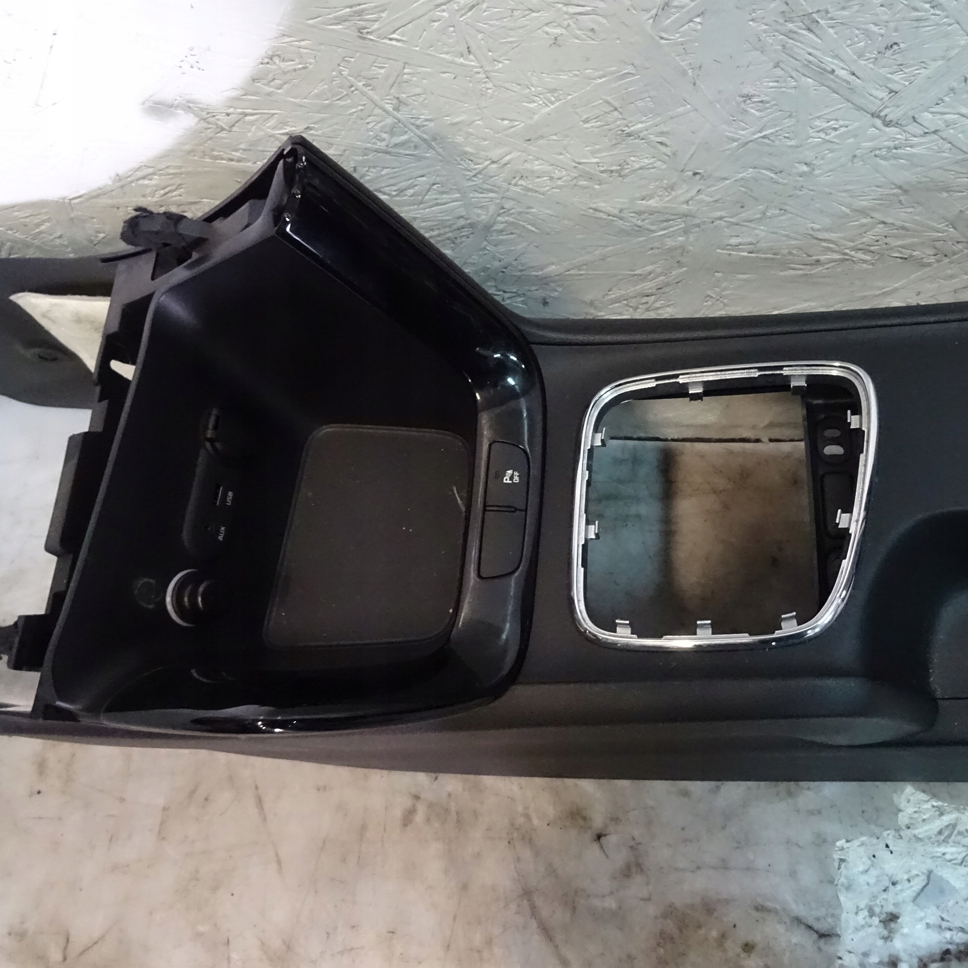 KIA CEED II KOMBI TUNEL mitte USB AUX