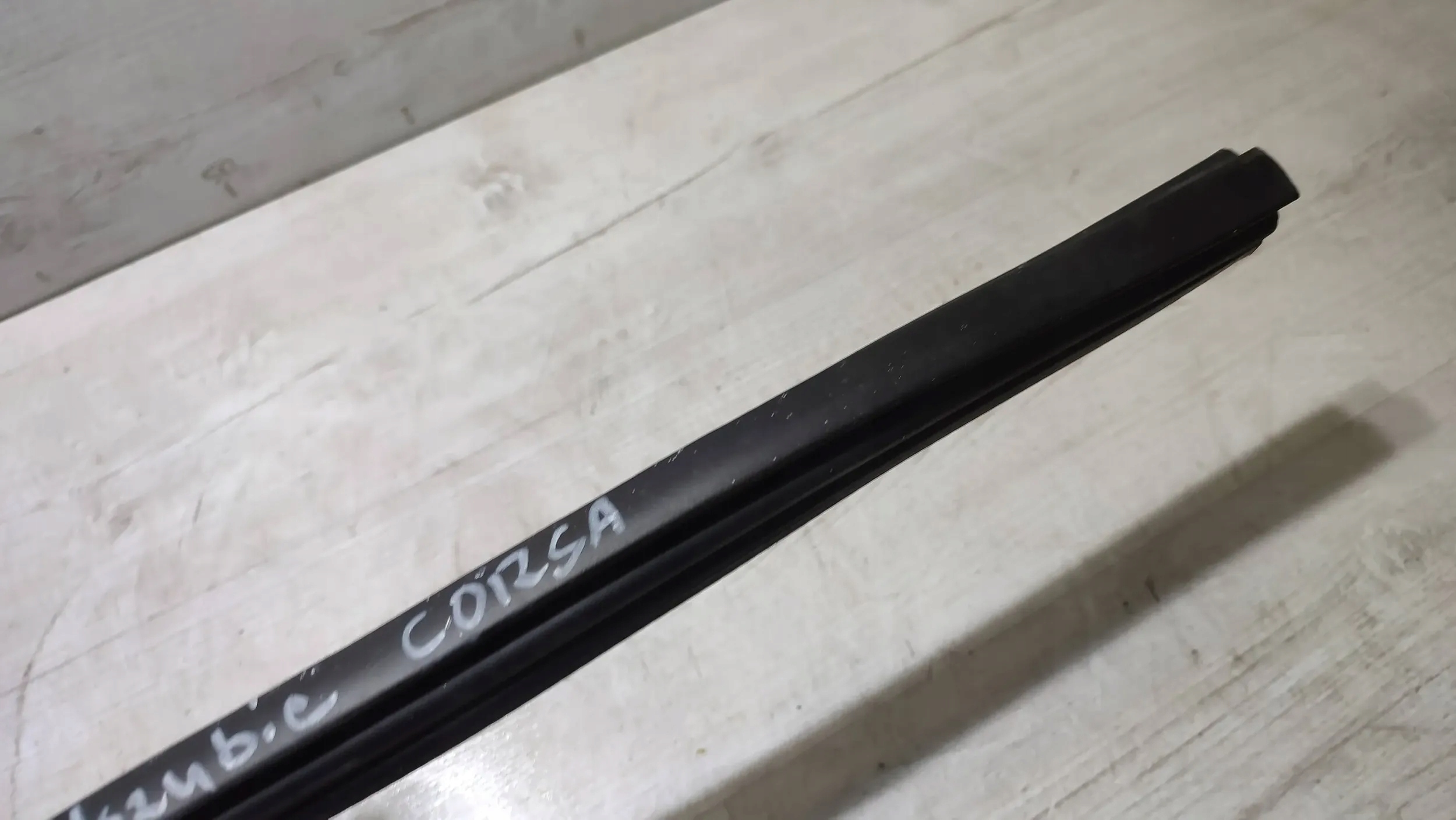 Opel Corsa F 1.2 22r. Joint Sous vitre