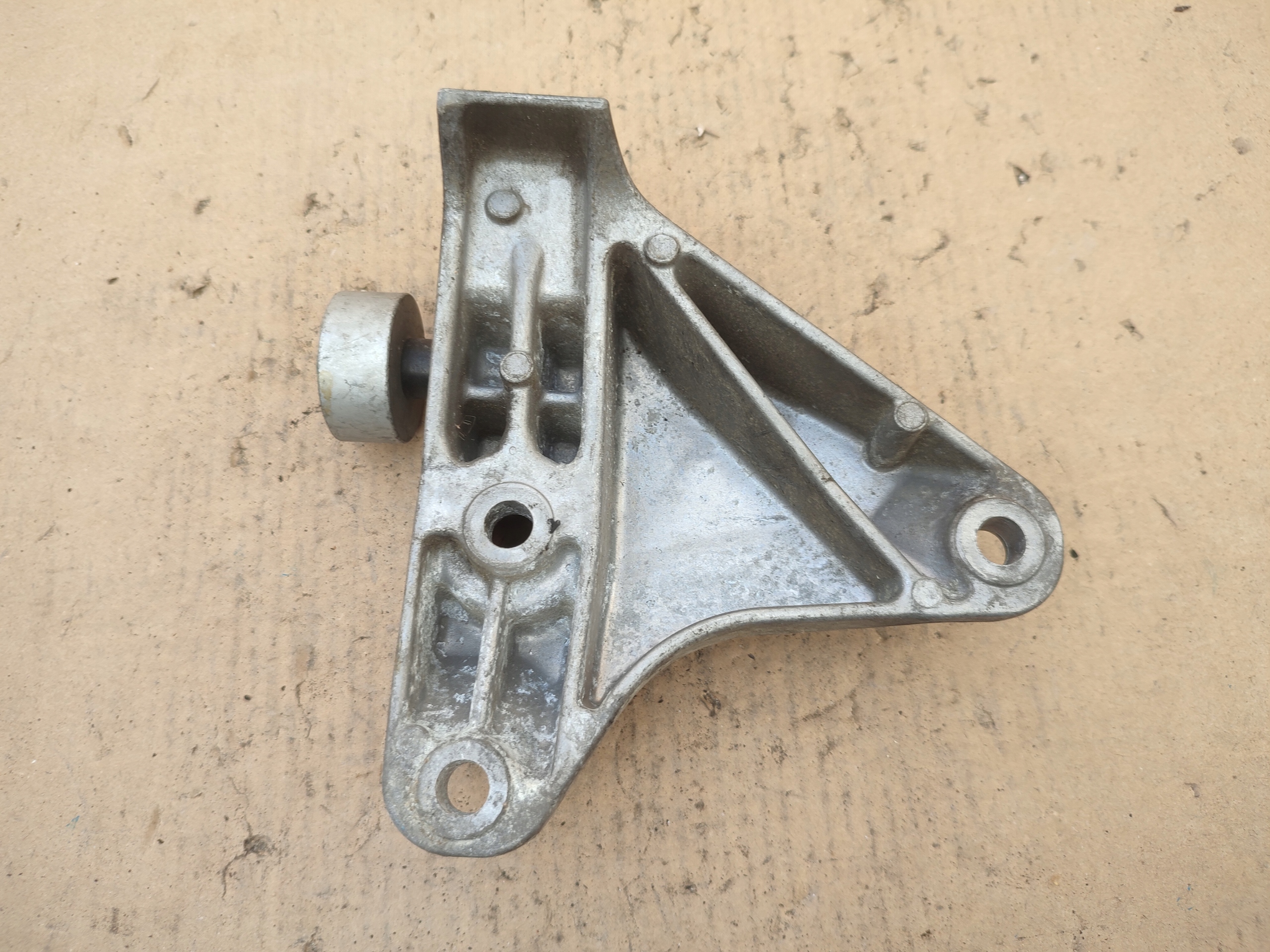 holder engine mount left BMW F10 6777605-04
